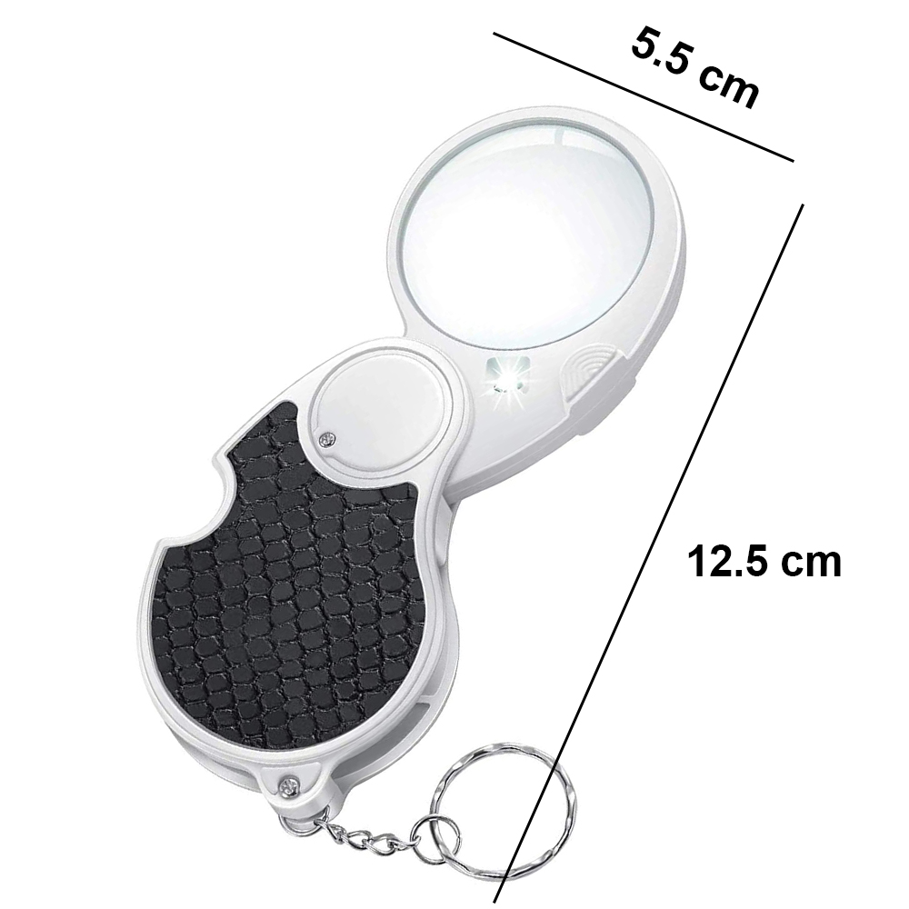 Eine weiße, zusammenklappbare Lupe mit schwarzem Griff, Schlüsselring und LED-Licht. Die Abmessungen sind mit 5,5 cm und 12,5 cm angegeben.