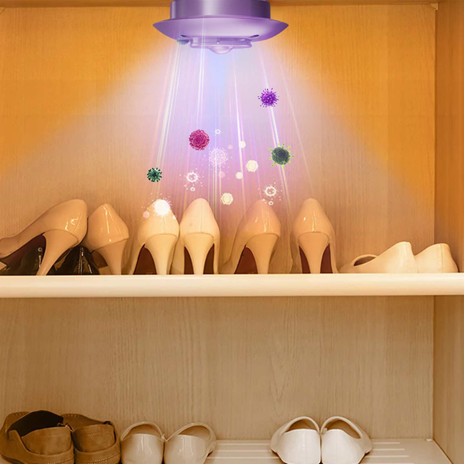 Ein lila UV-Licht sterilisiert Schuhe in einem Holzschrank. Schuhe stehen auf zwei Regalen, sichtbare Partikel in der Luft.