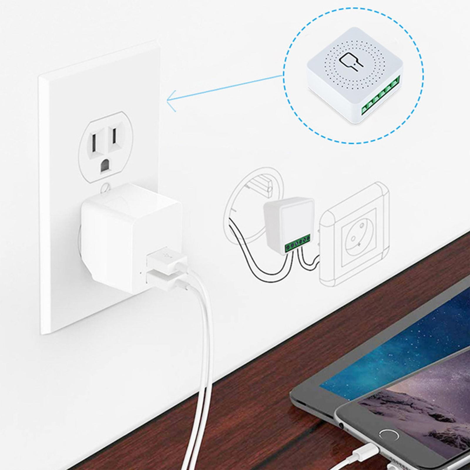Weißer Netzadapter in einer Steckdose, lädt Tablet und Telefon. Ein Diagramm zeigt einen Smart Plug.