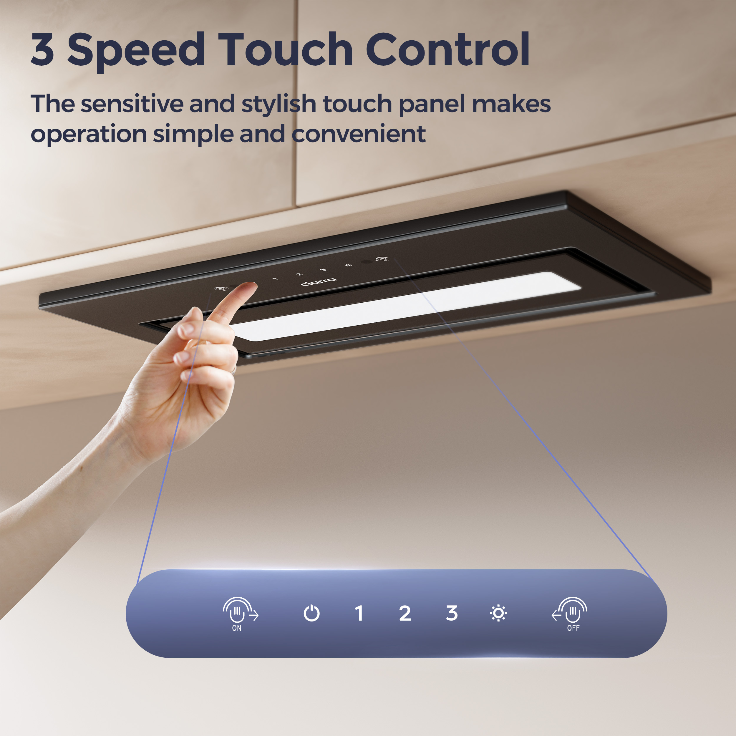Een hand raakt een zwarte afzuigkap aan. Het aanraakpaneel toont bediening voor stroom, ventilatorsnelheden en licht. De achtergrond is lichtbeige.