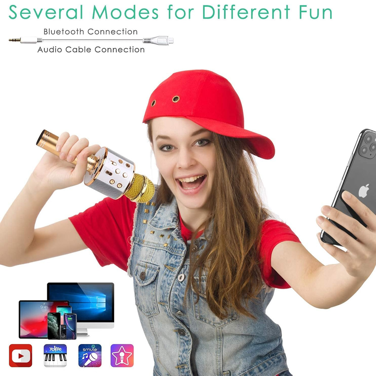 Eine junge Frau mit roter Kappe und Jeansweste hält ein Mikrofon und ein Telefon. Im Hintergrund befinden sich verschiedene Geräte und App-Symbole.