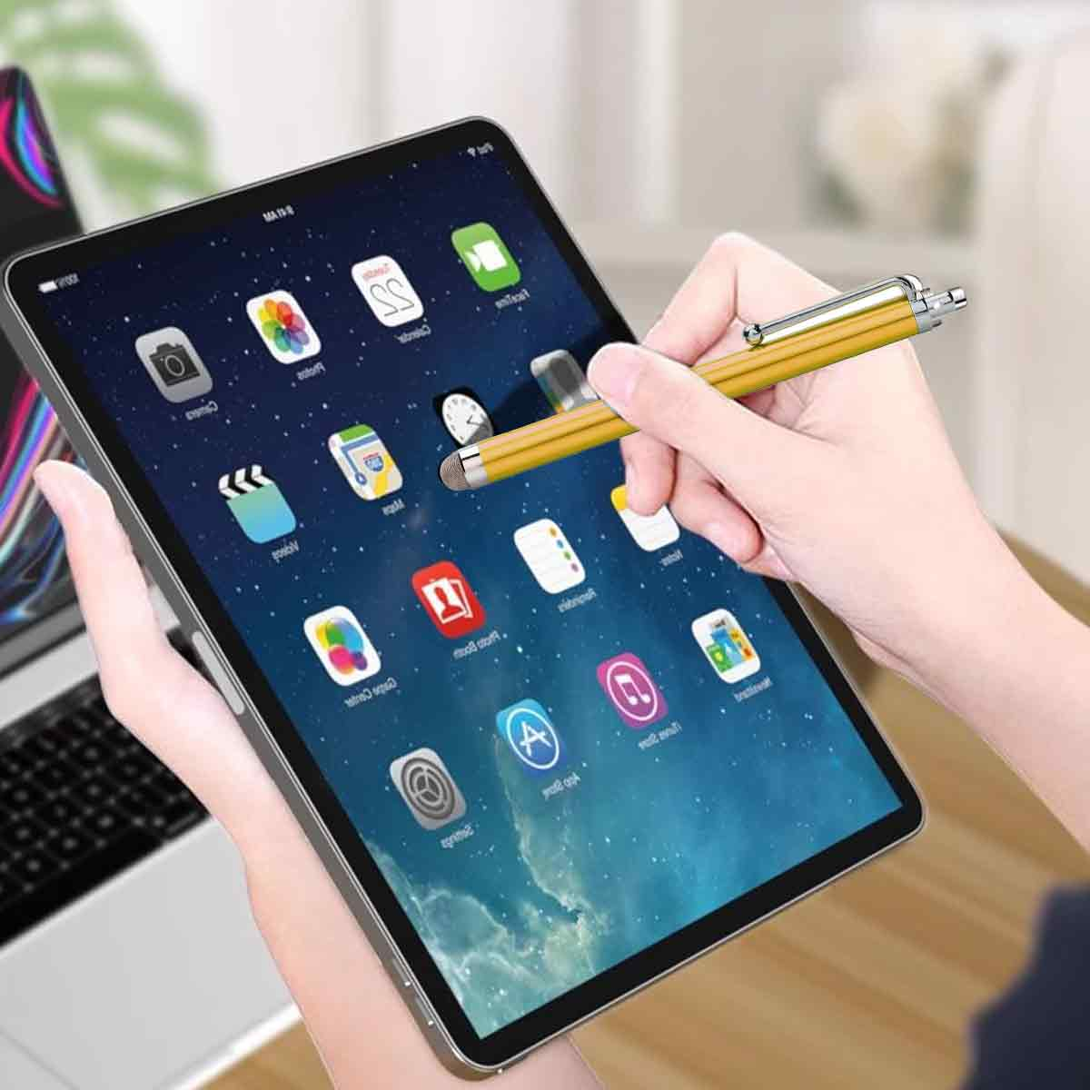 Eine Hand hält ein Tablet. Ein gelber Stift berührt den Bildschirm. Auf dem Bildschirm sind Symbole zu sehen. Ein Laptop ist im Hintergrund.