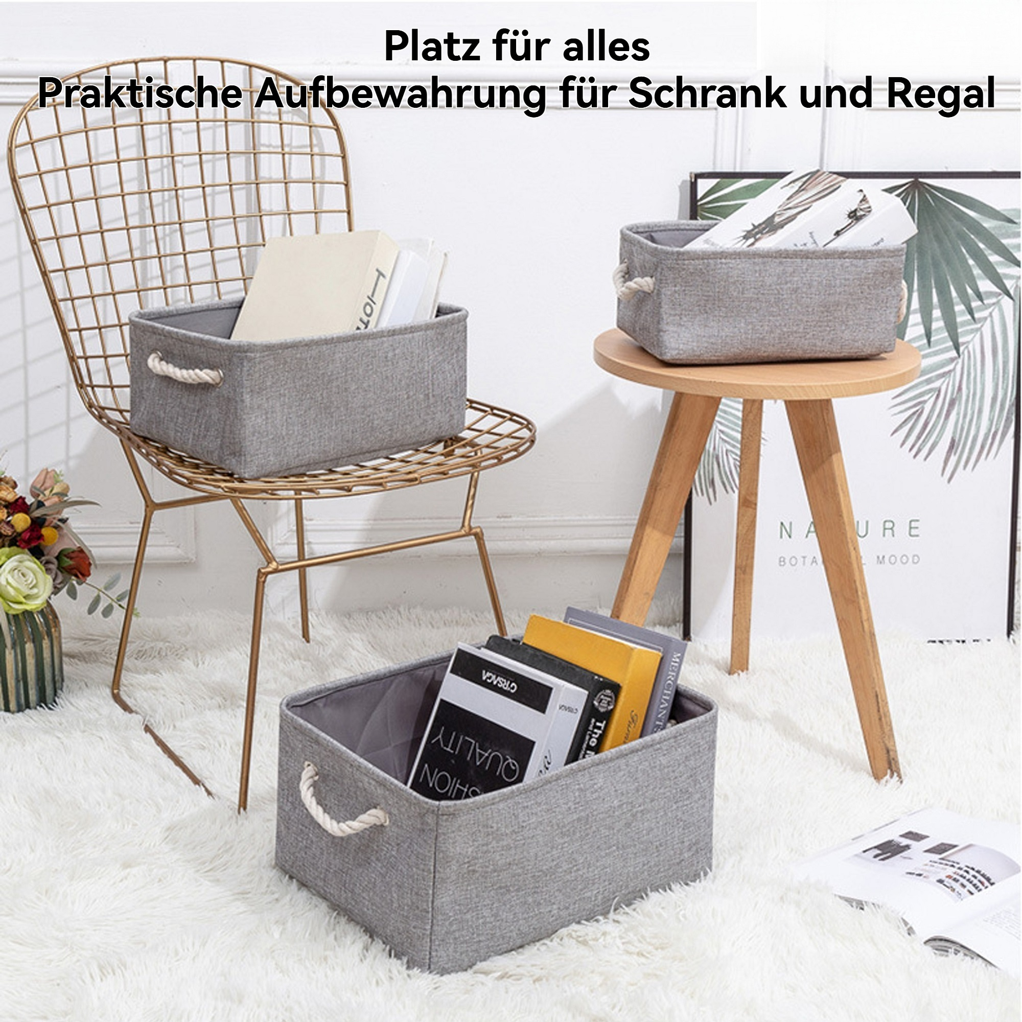 Drei graue Aufbewahrungskörbe mit Seilgriffen auf einem Stuhl, einem Tisch und dem Boden. Bücher befinden sich in den Körben, auf einem weißen Teppich.