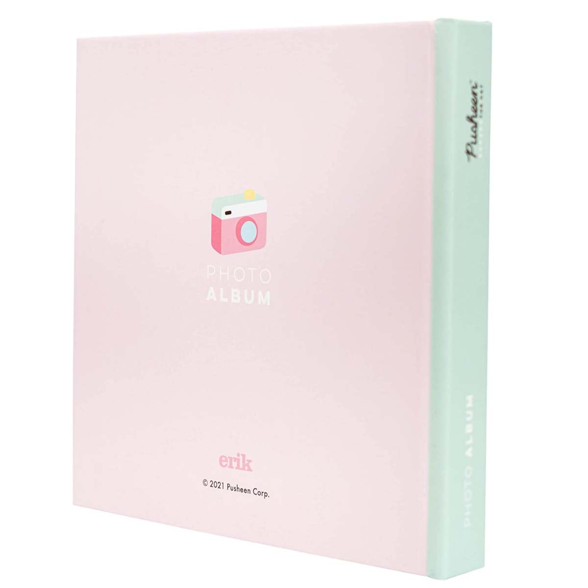Album photo rose avec une illustration d'appareil photo. Le dos est vert, avec « Pusheen » et « Photo Album » écrits dessus.