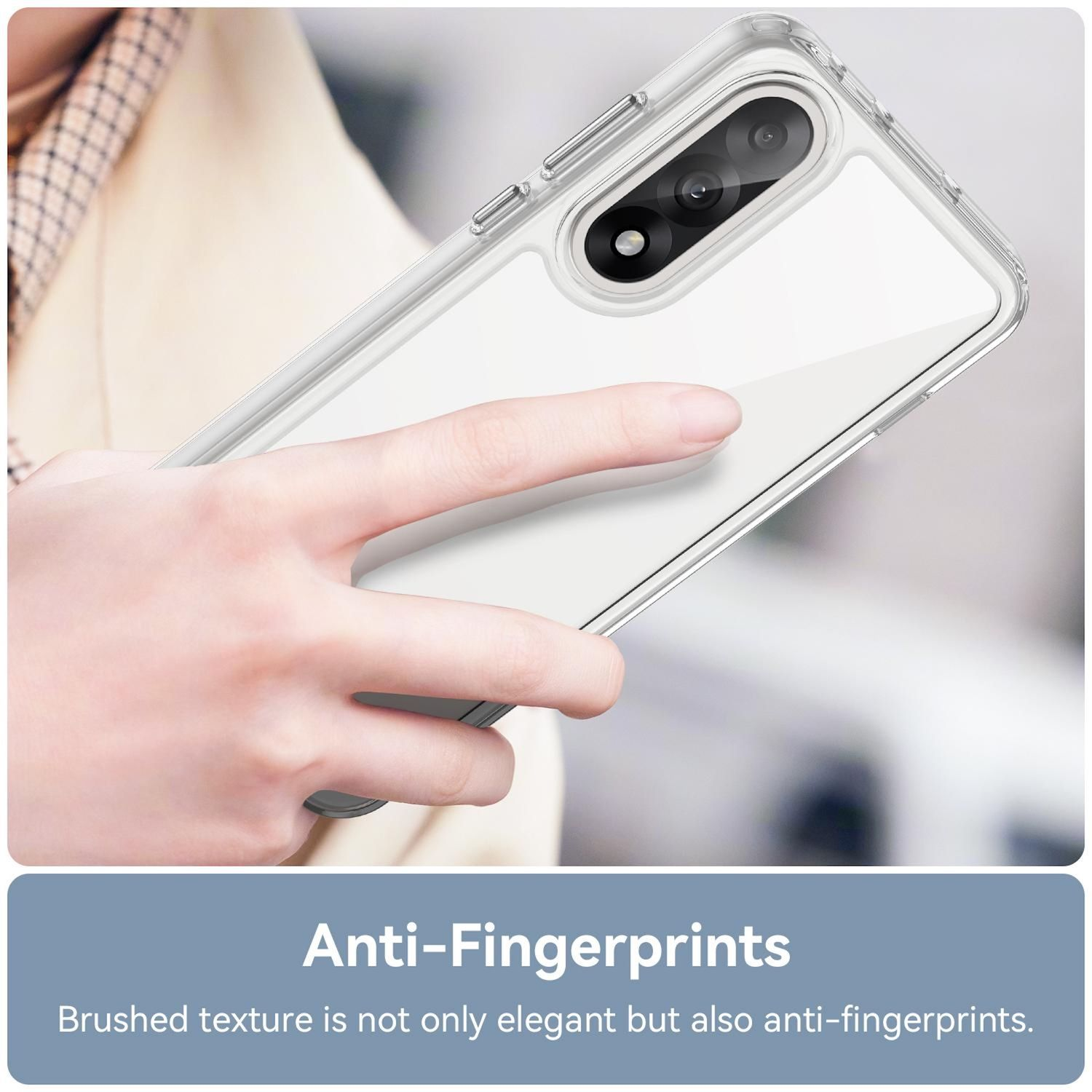 Eine Hand hält eine transparente Handyhülle, die Kameralinsen zeigt. Der Hintergrund ist unscharf, und die Hülle ist als Anti-Fingerprint gekennzeichnet.