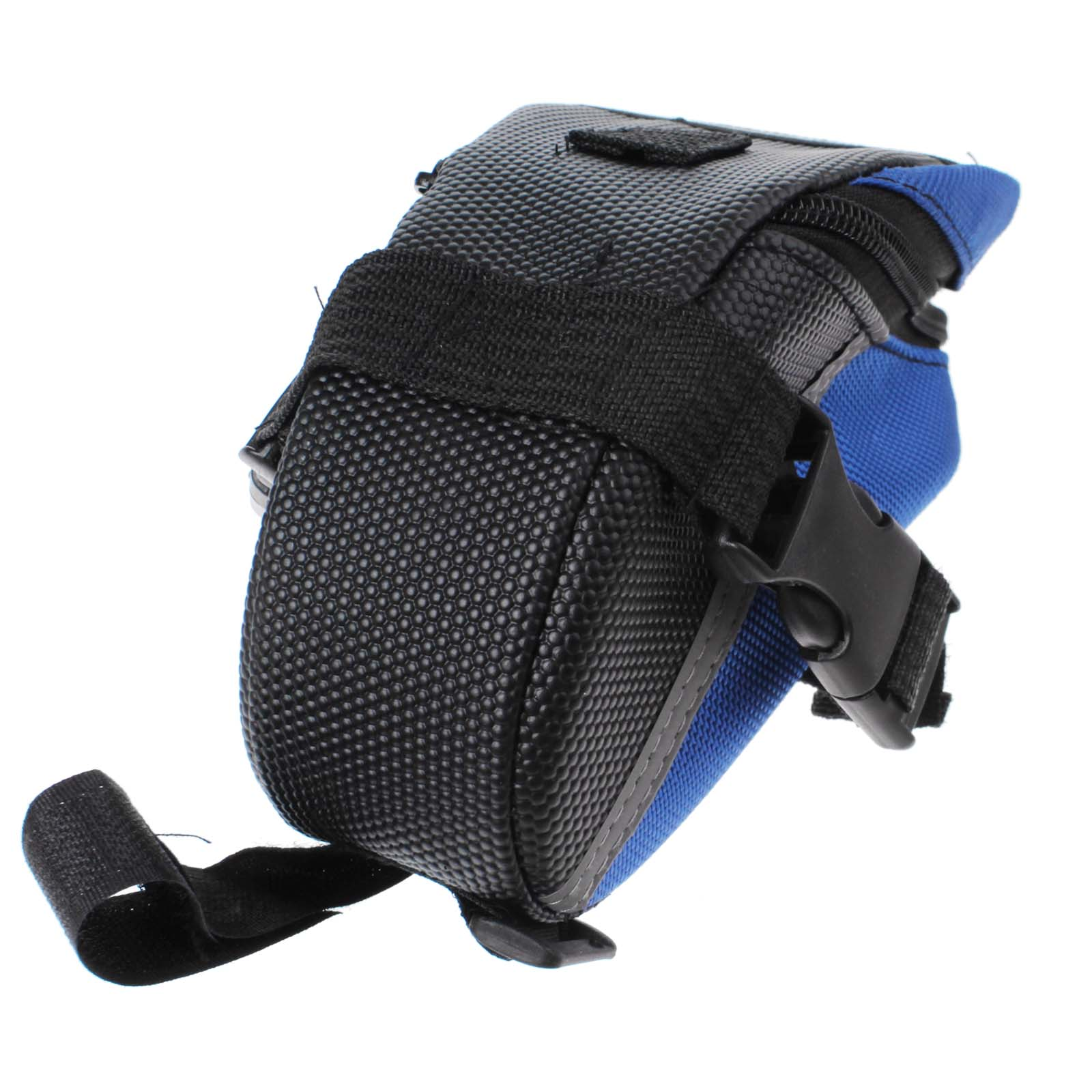 Schwarze und blaue Fahrrad-Satteltasche mit strukturierter Oberfläche, schwarzen Riemen und Schnalle, isoliert auf weißem Hintergrund.