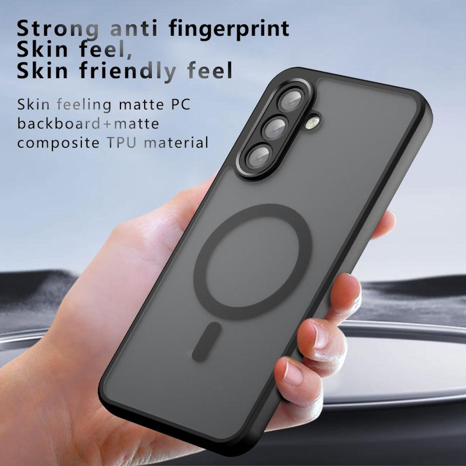 Eine Hand hält eine Handyhülle. Die Hülle ist grau, mit schwarzem Rand und einem kreisförmigen Design auf der Rückseite. Text oben links.