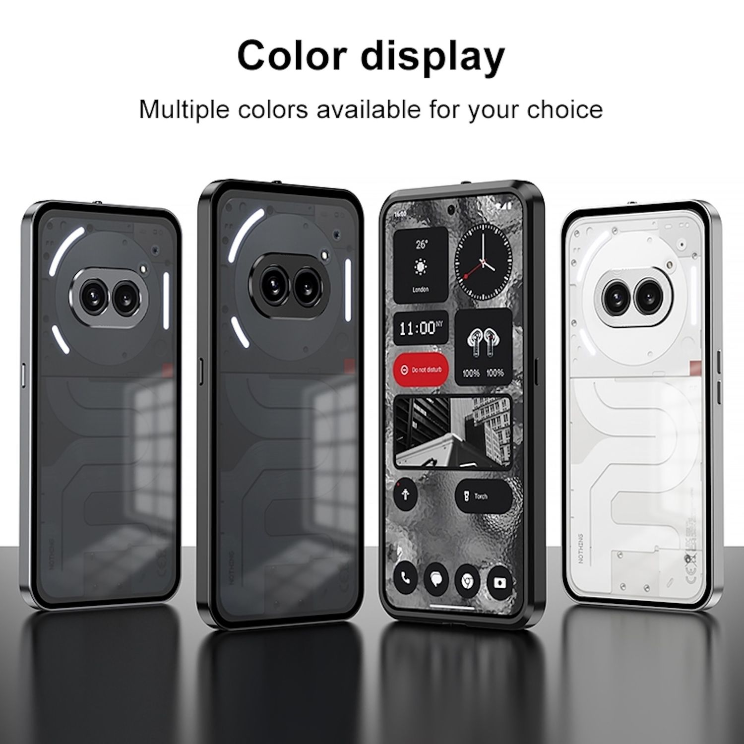 Vier Smartphones mit unterschiedlichen Hüllendesigns. Eines zeigt Uhrzeit und Apps. Die Hüllen haben Kameras und einzigartige Designs.