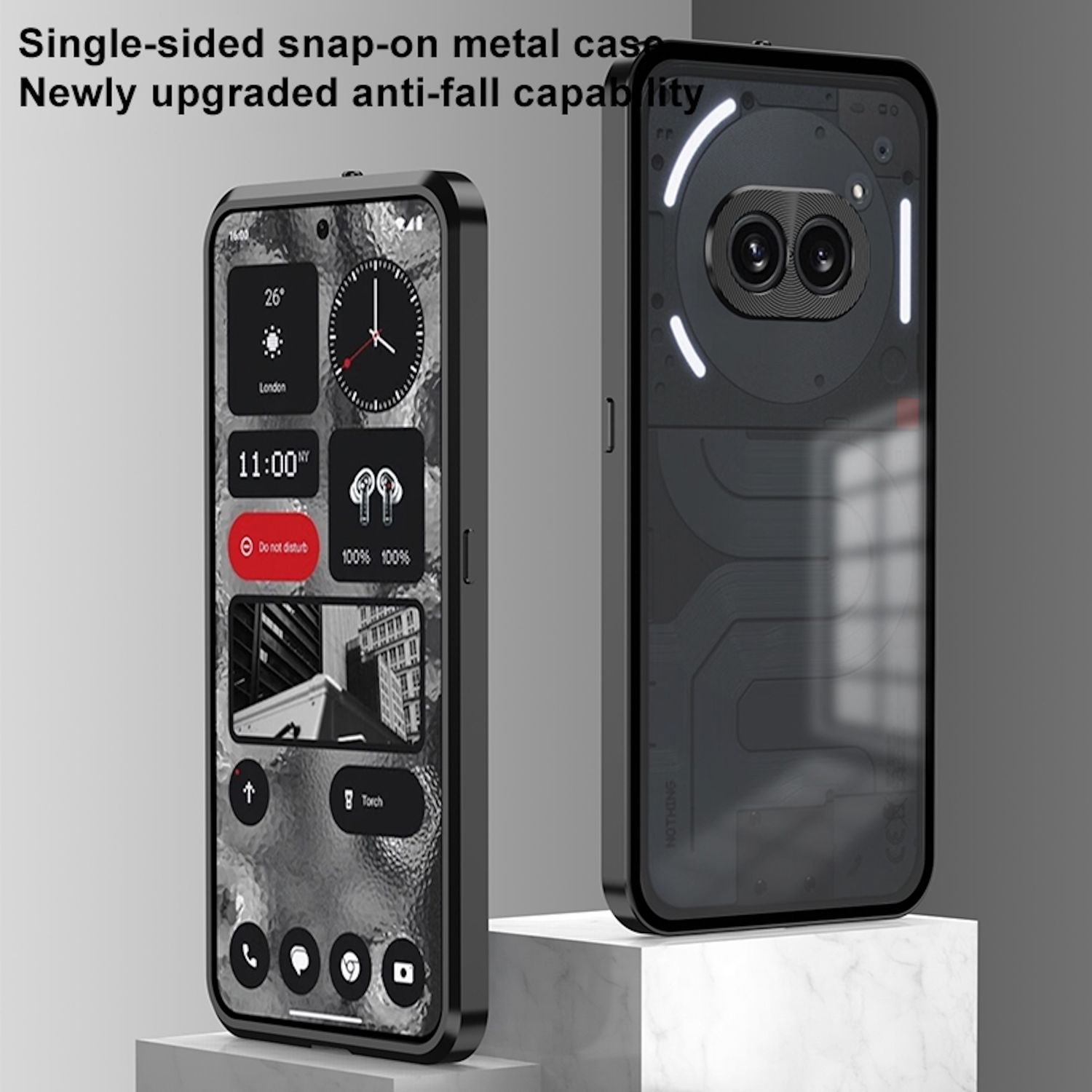 Zwei Smartphones: eines schwarz mit eingeschaltetem Bildschirm, zeigt Zeit und App-Symbole, das andere mit transparentem Rücken, auf einem weißen Block.
