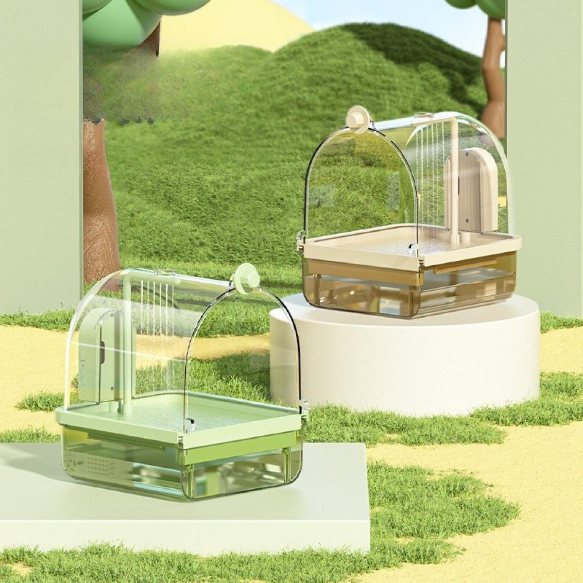Zwei durchsichtige Haustiertransportboxen mit gewölbter Oberseite auf einer grasartigen Oberfläche. Eine ist grün, die andere beige, beide mit einer transparenten Kuppel.