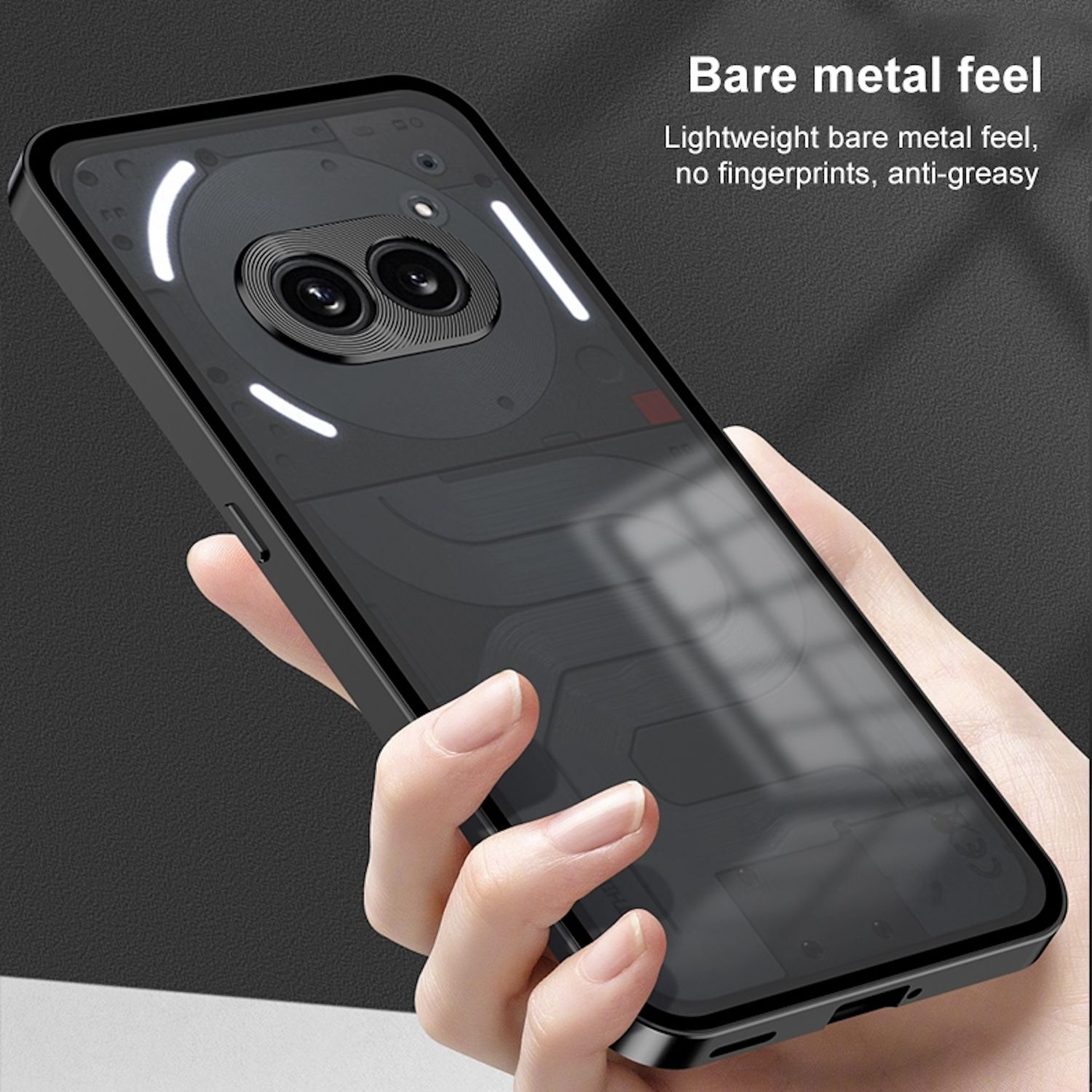 Eine Hand hält ein Telefon mit einer transparenten Hülle. Die Hülle zeigt interne Komponenten und hat leuchtende weiße Akzente. Text: 'Bare metal feel'.