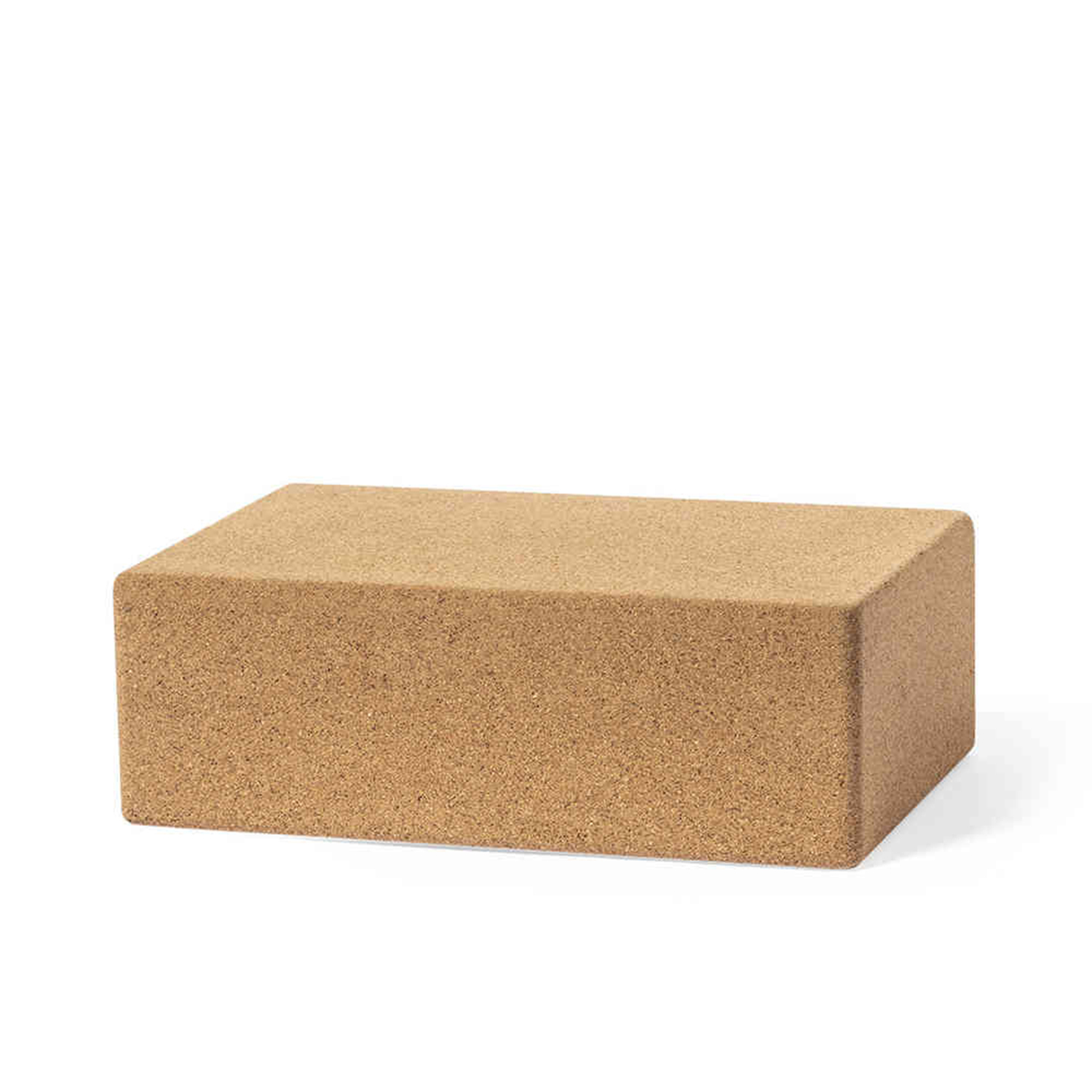 Un bloque de yoga rectangular de corcho. Es marrón claro y está sobre una superficie blanca. El fondo es blanco.