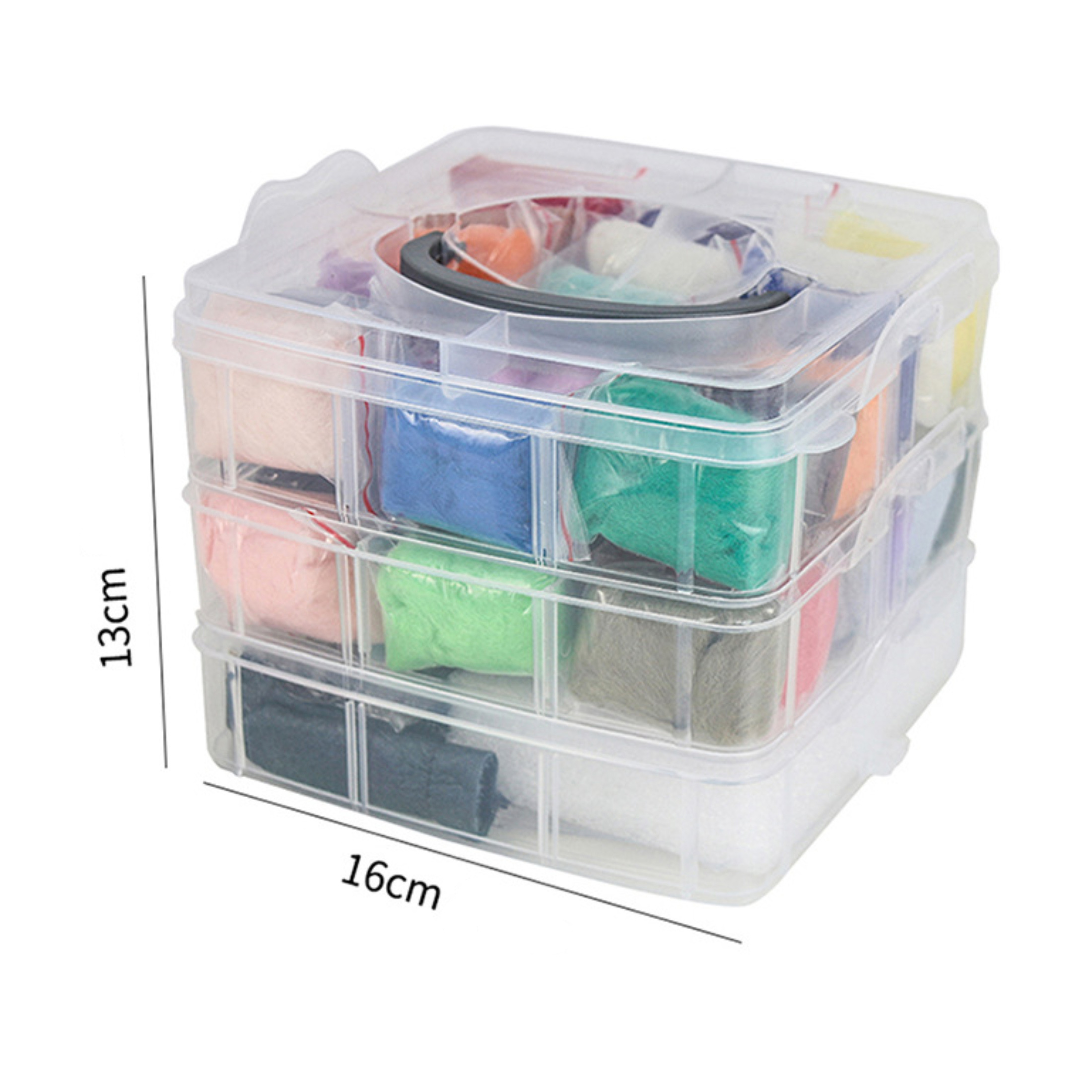 Ein durchsichtiger Bastelorganizer aus Kunststoff, gefüllt mit bunten Materialien, darunter rosafarbene, blaue, grüne und graue Bündel.