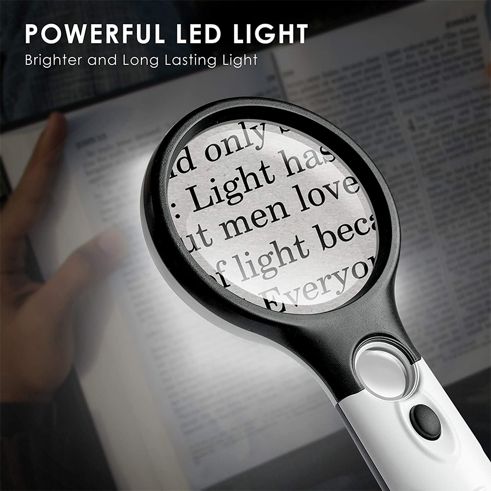 Eine Lupe mit LED-Licht beleuchtet ein Buch. Text wird vergrößert. Im Hintergrund sind eine Hand und der Titel 'POWERFUL LED LIGHT' zu sehen.