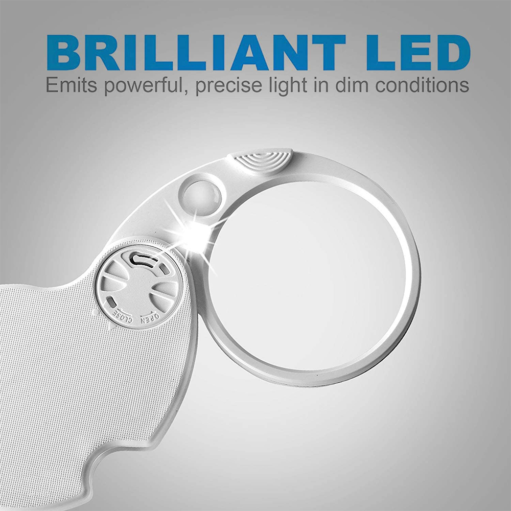 Eine weiße LED-Lupe mit hellem Licht. Der Text oben lautet 'BRILLIANT LED'. Die Linse ist rund und der Griff hat eine Textur.