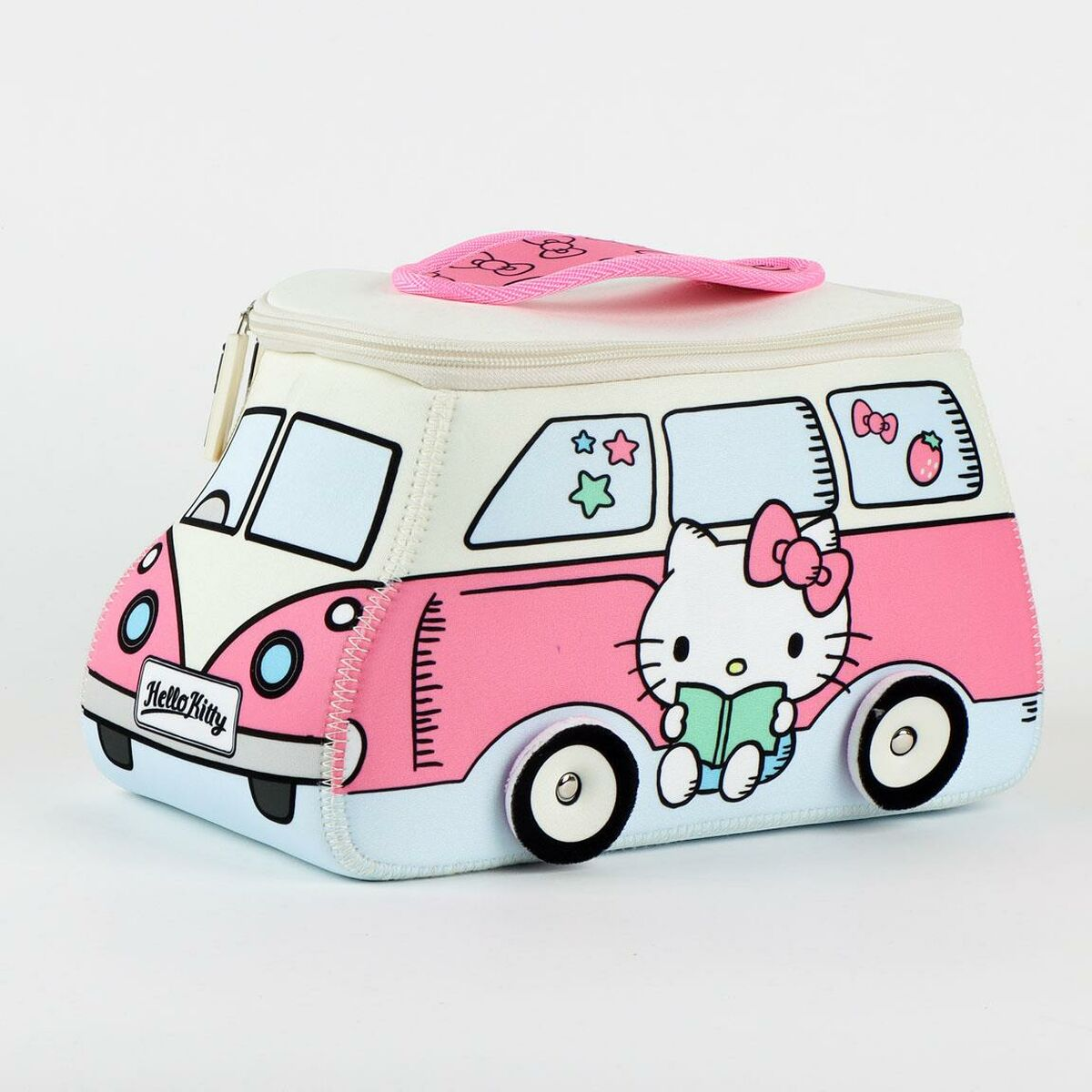 Eine pinkfarbene Hello-Kitty-Lunchtasche in Form eines Vans. Zeigt Hello Kitty beim Lesen eines Buches. Enthält Illustrationen von Sternen, Schleifen und einer Erdbeere.