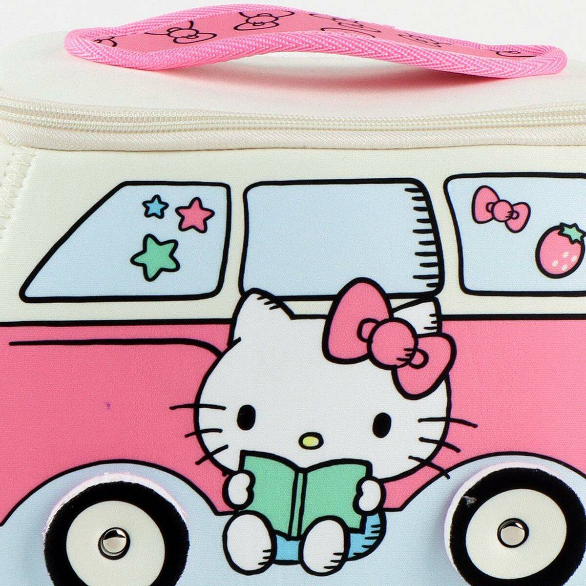 Eine rosa-weiße Hello Kitty Lunch-Tasche. Hello Kitty liest ein Buch. Sterne, Schleifen und eine Erdbeere verzieren die Tasche.
