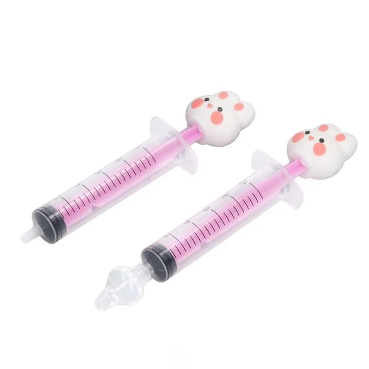 Due siringhe rosa con tappi a forma di orso. Le siringhe sono trasparenti, riempite di liquido rosa e hanno pistoni neri e ugelli bianchi.