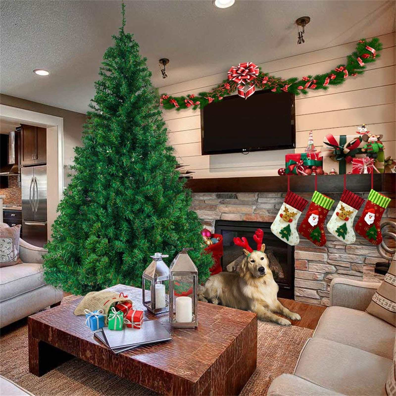 Ein weihnachtlich dekoriertes Wohnzimmer mit Baum, Kamin, Hund mit Geweih, Geschenken und Strümpfen.
