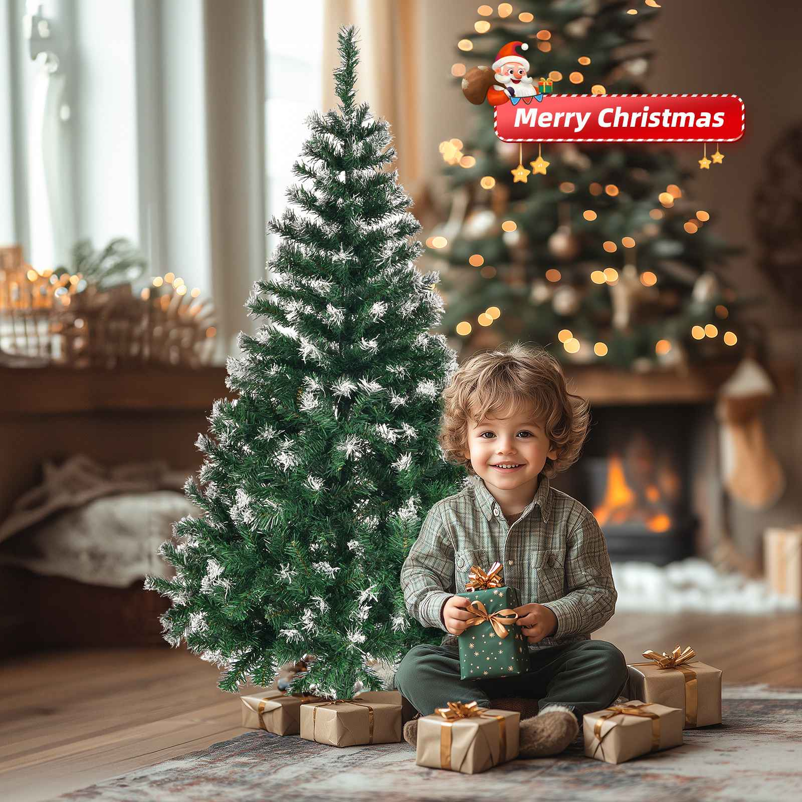 Ein Kind lächelt und hält ein Geschenk in einer Weihnachtsumgebung. Links ist ein Baum, im Hintergrund andere Geschenke und ein Kamin.