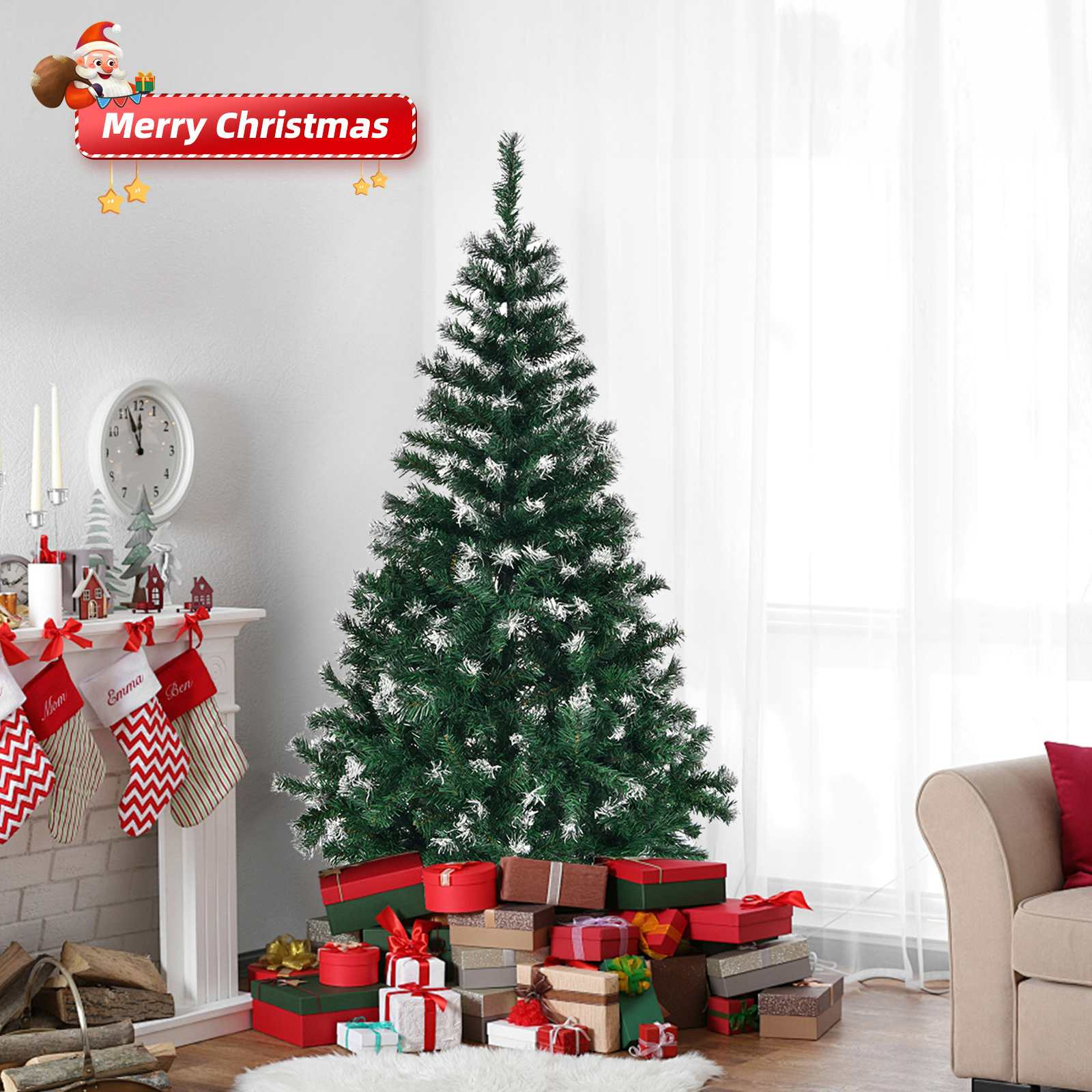 Ein Weihnachtsbaum mit Geschenken darunter steht in einem Raum. Ein Schild sagt Frohe Weihnachten. Weihnachtssocken hängen am Kaminsims.