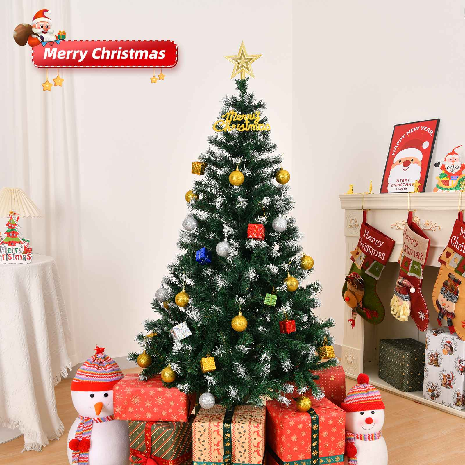 Ein geschmückter Weihnachtsbaum, Ornamente, Geschenke, Schneemannfiguren und Strümpfe am Kamin erzeugen eine festliche Szene.