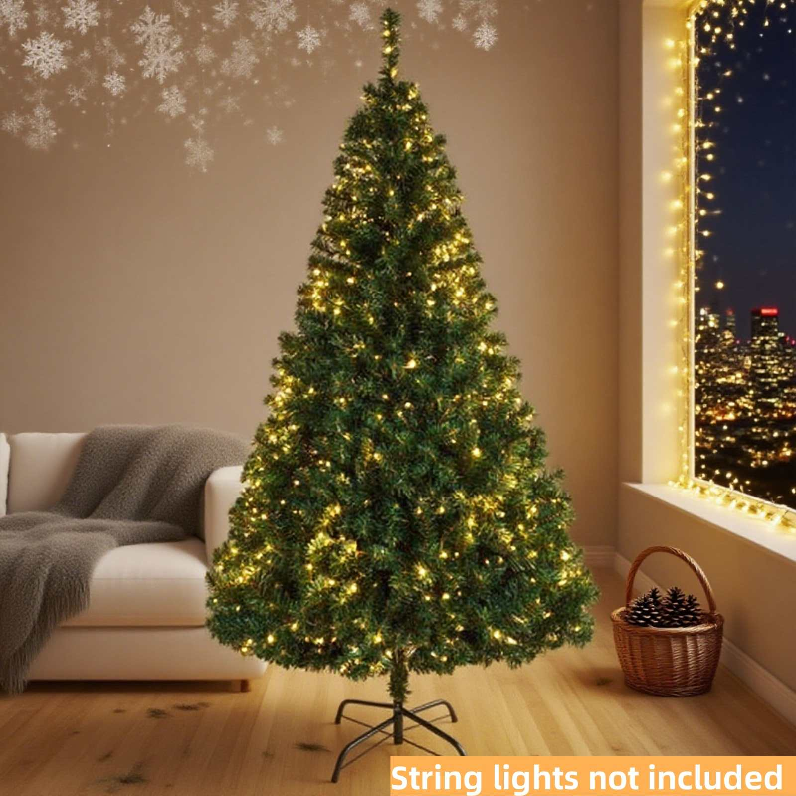 Ein dekorierter Weihnachtsbaum mit Lichterketten, einem Korb mit Tannenzapfen und Blick auf die Stadt durch ein Fenster.