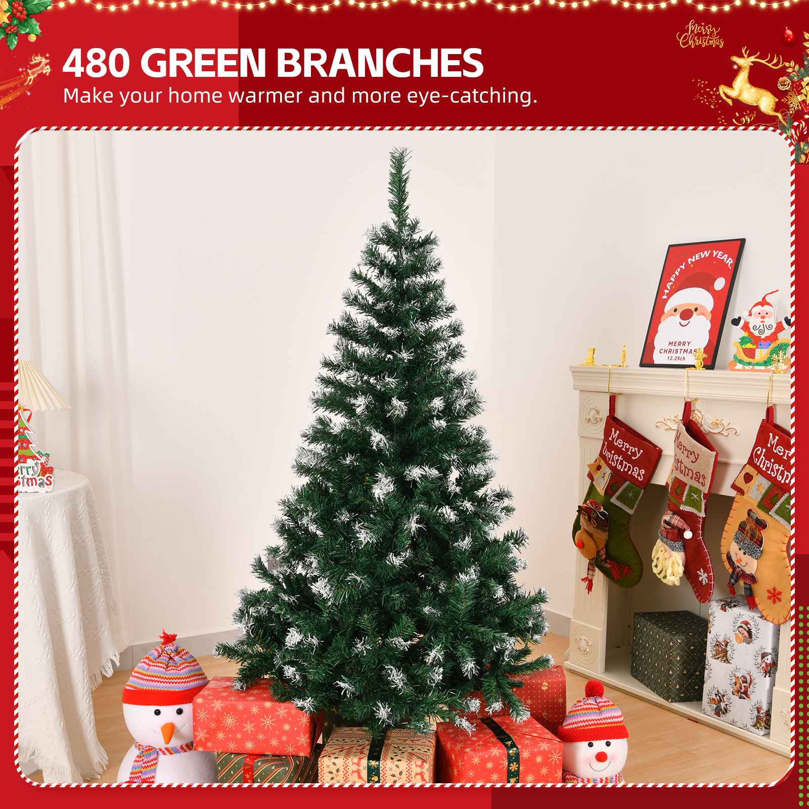 Ein geschmückter Weihnachtsbaum mit Geschenken und Schneemann. Ein Kamin mit Strümpfen und festlicher Dekoration im Hintergrund.