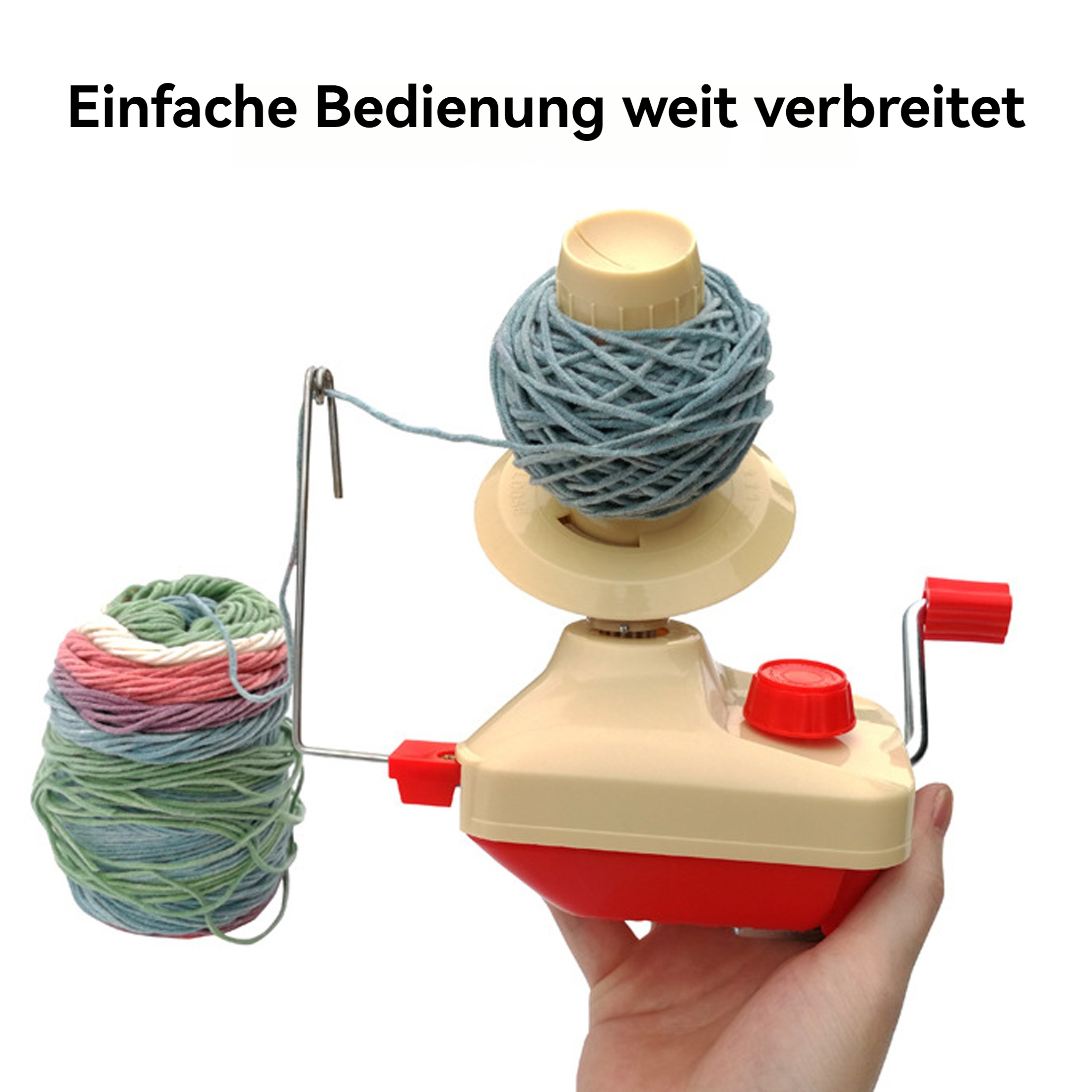 Eine Hand hält einen Wollwickler. Es hat einen roten Sockel und eine beige Oberseite mit Griff und Knopf. Zwei Knäuel Garn sind im Rahmen.