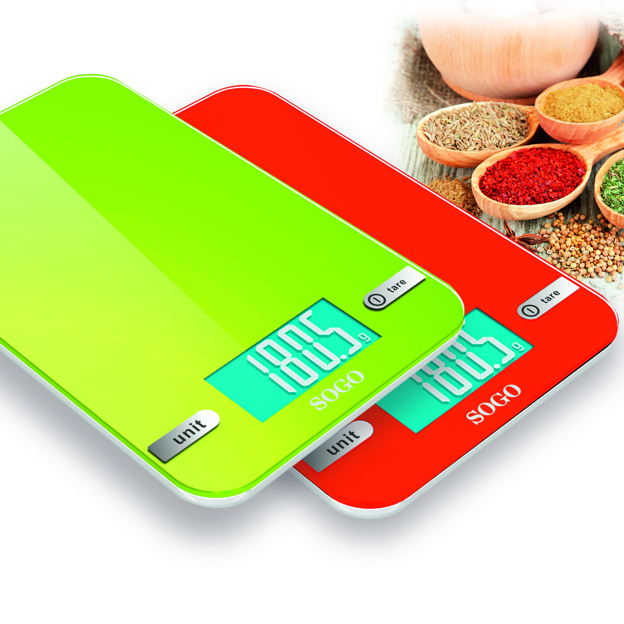 Due bilance da cucina digitali sono affiancate. Una è verde, l'altra rossa. Spezie in cucchiai di legno sullo sfondo.