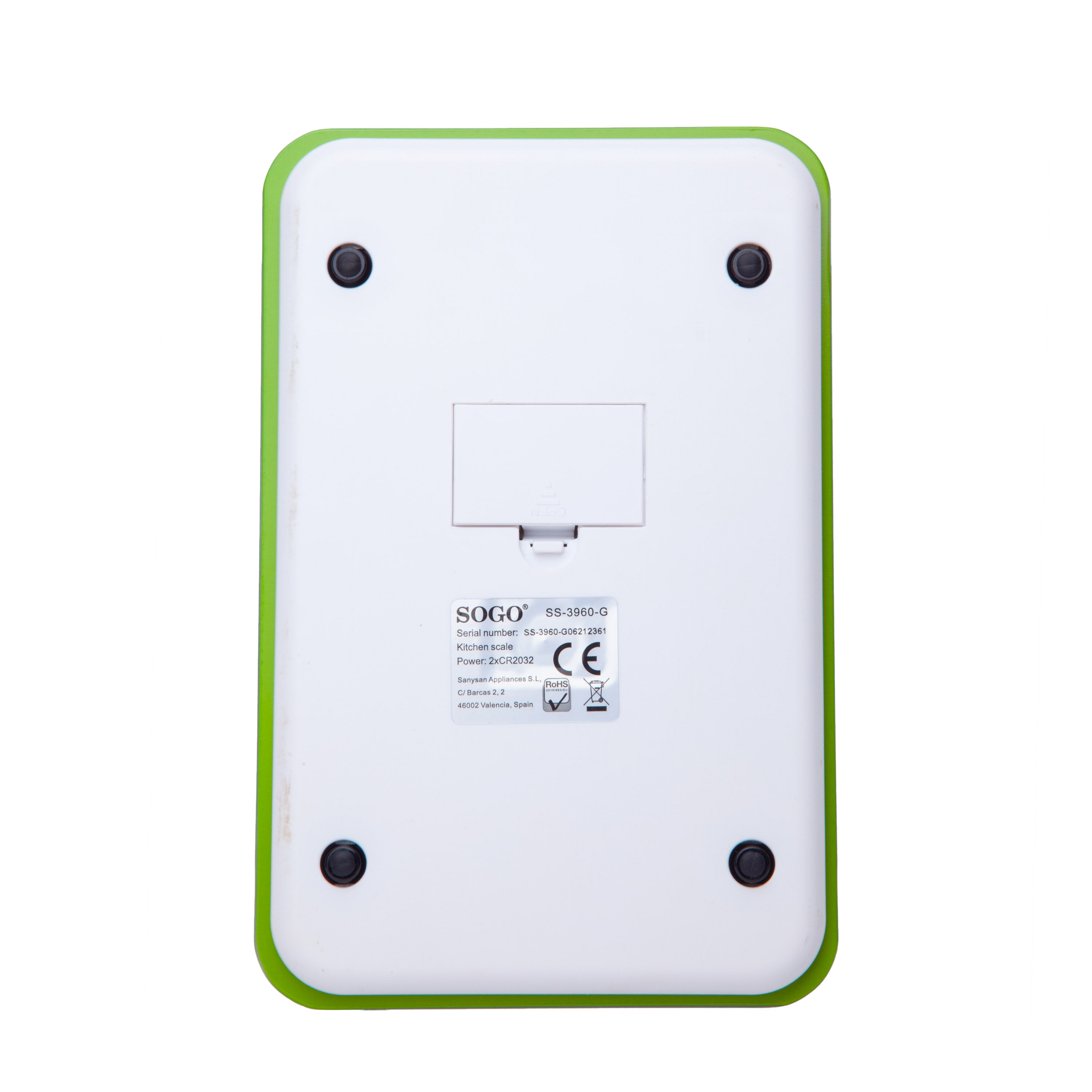Il retro di una bilancia da cucina bianca con bordo verde. Ha un vano batteria e un'etichetta con i dettagli del prodotto.