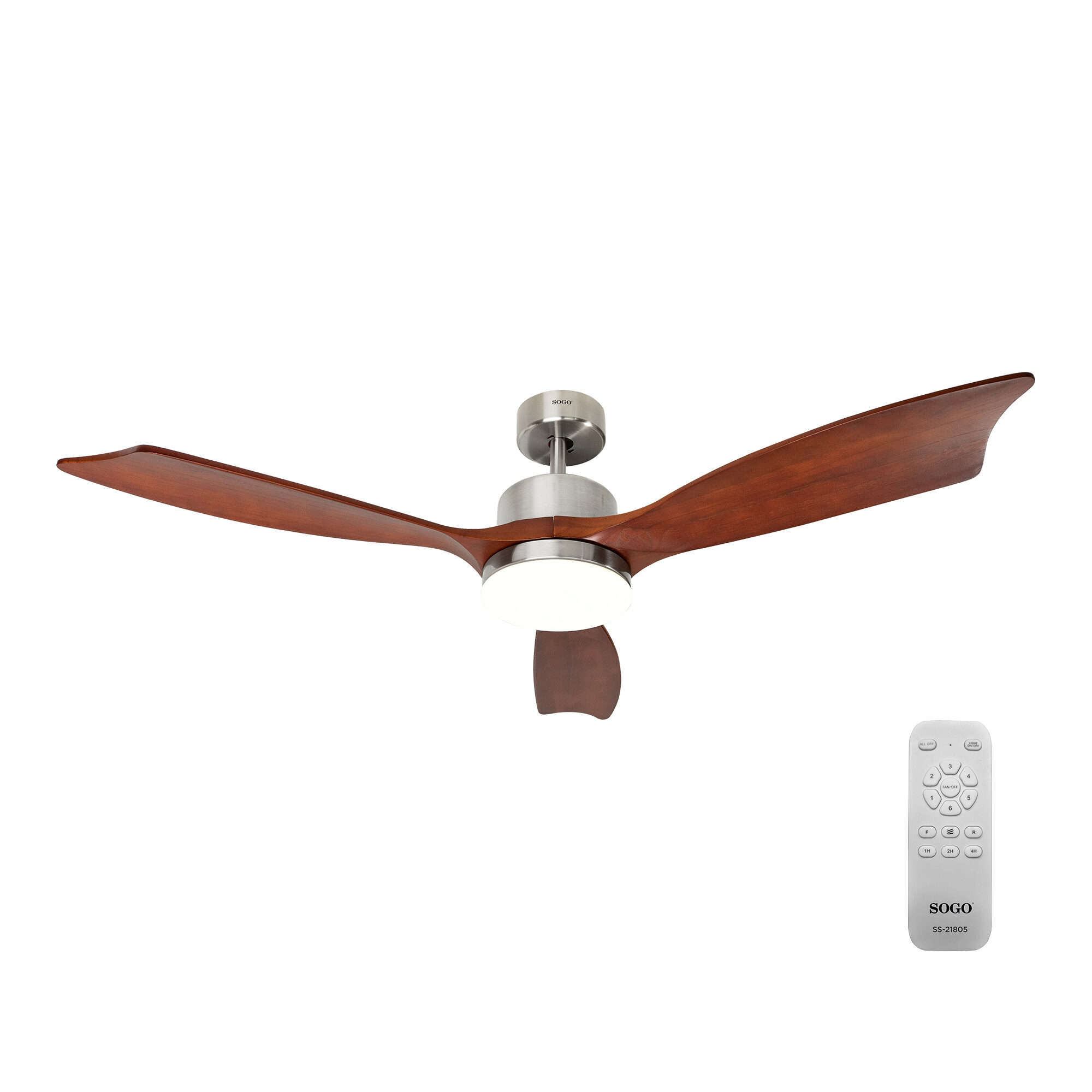 Ventilador de techo con aspas de madera. Un mando a distancia con botones está a la derecha. Fondo blanco.