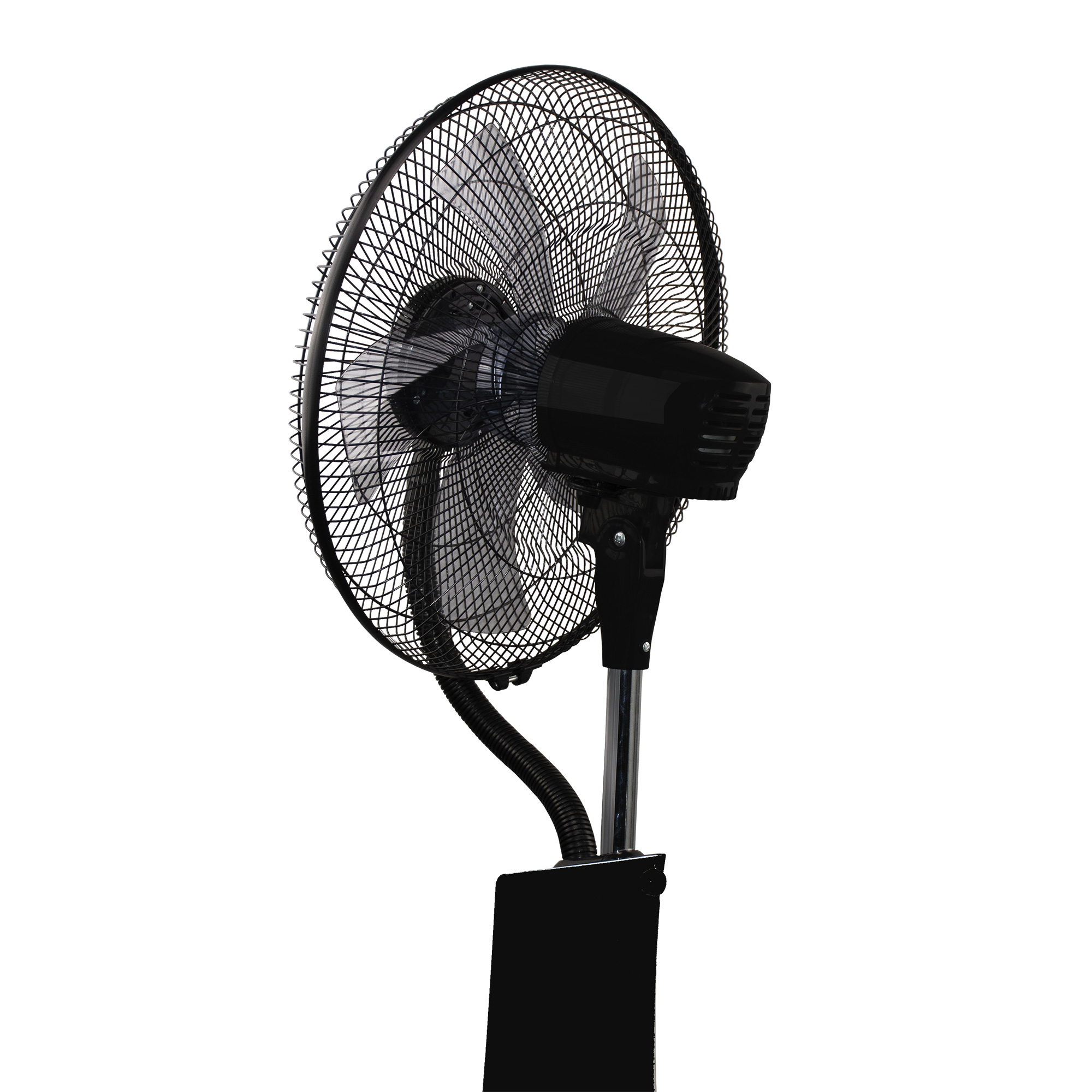 Czarny wentylator stojący z osłoną i łopatkami. Wentylator jest odizolowany na białym tle.