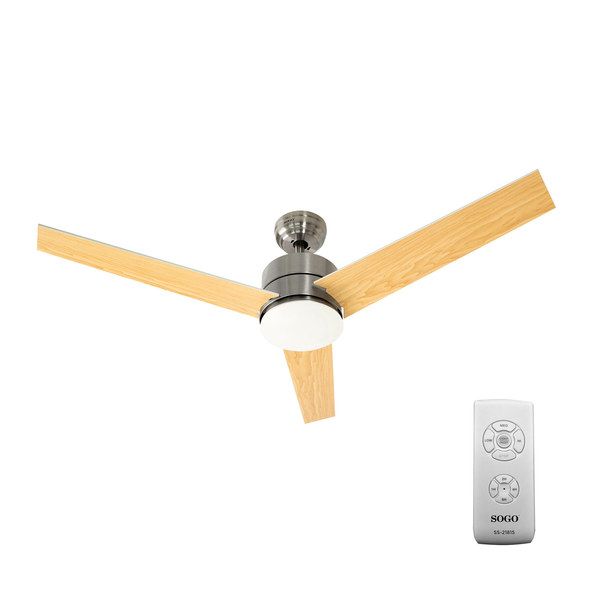 Un ventilatore a soffitto con pale in legno e telecomando. Il ventilatore è argento e bianco, con luce. Il telecomando è bianco.
