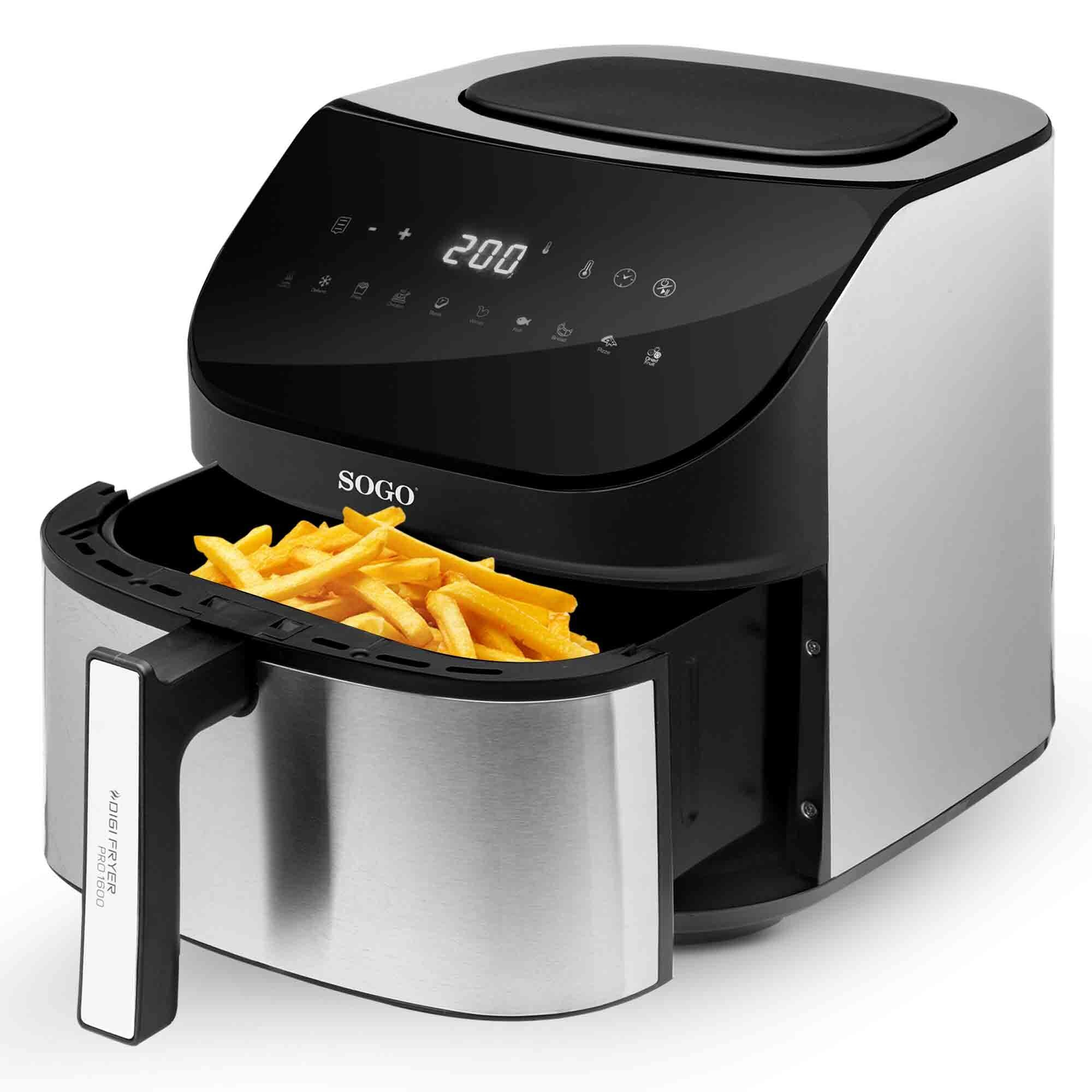 Friggitrice ad aria dal design nero e argento. Le patatine fritte sono nel cestello. Il display mostra 200 gradi.