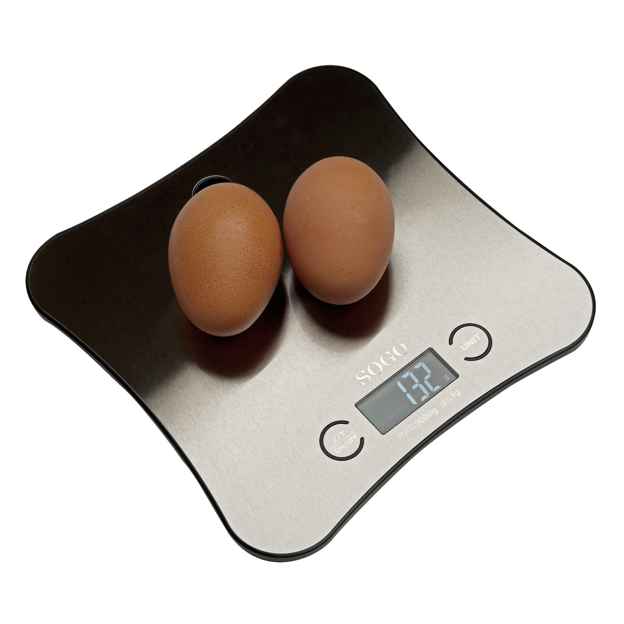 Dwa brązowe jajka na srebrnej cyfrowej wadze kuchennej, wskazującej 132g. Waga ma czarną obwódkę i białe tło.