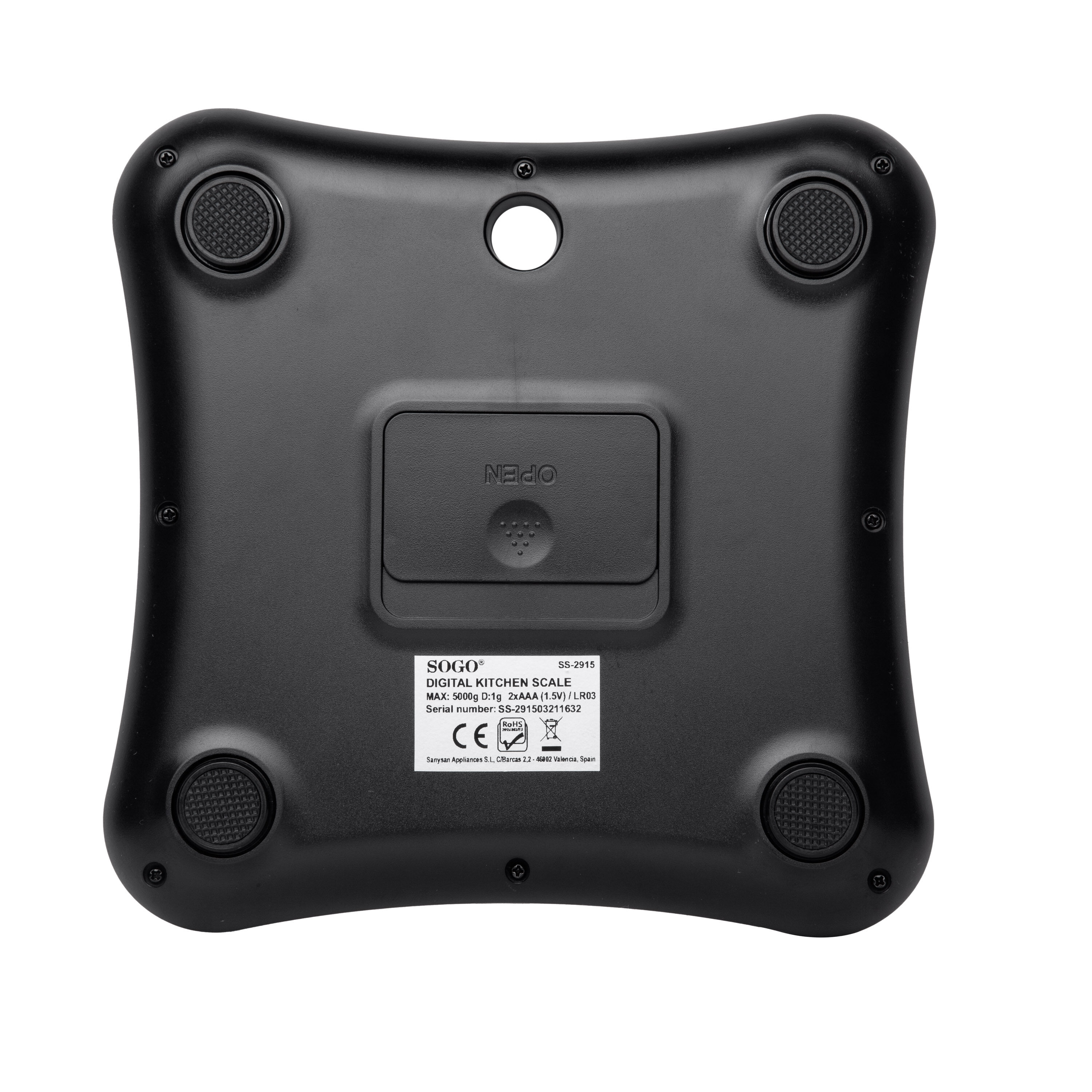Czarna waga kuchenna od spodu. Zawiera otwartą komorę baterii, nóżki i etykietę z informacjami o produkcie.