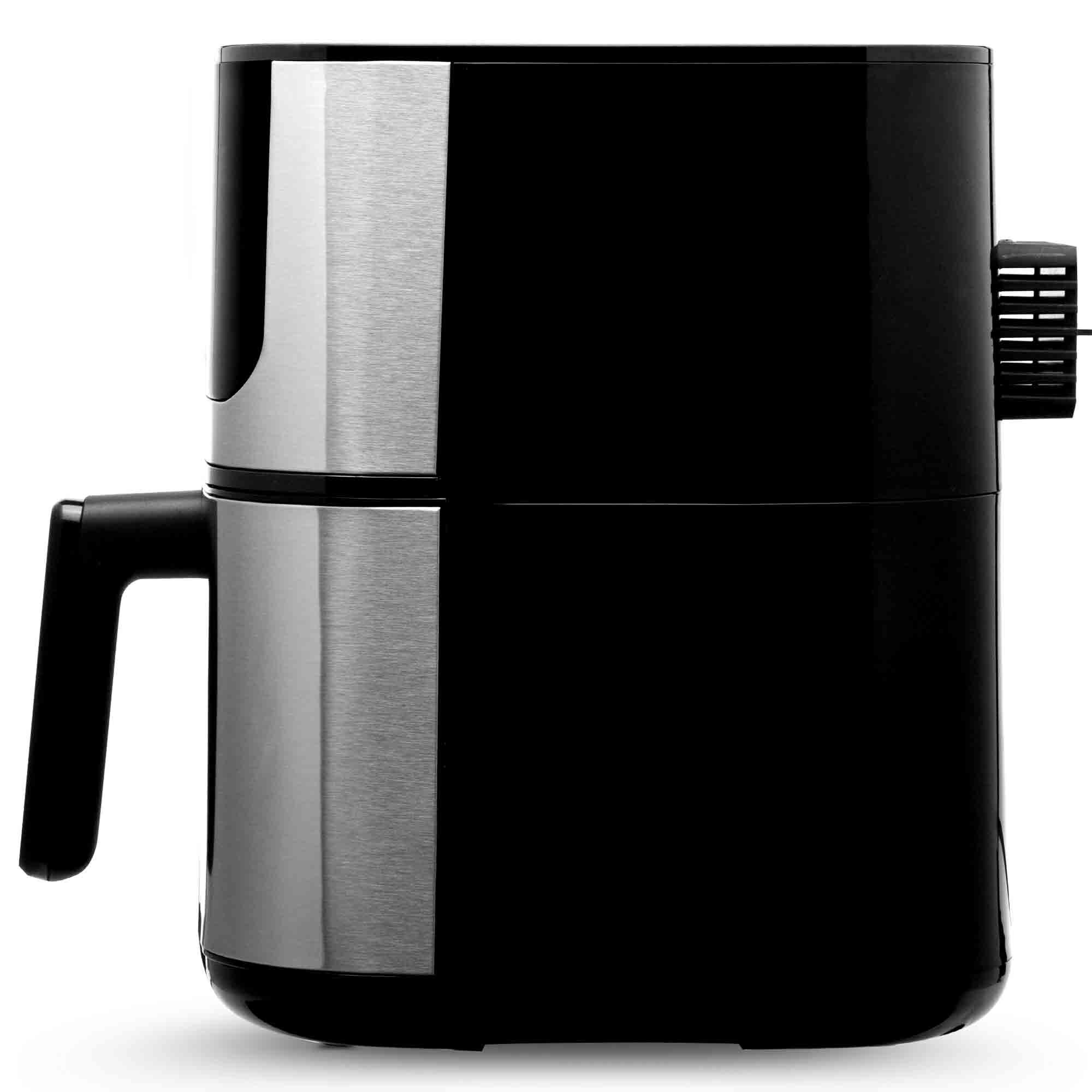 Frytownica powietrzna z czarnym i srebrnym wykończeniem na białej powierzchni. Widoczny uchwyt i wentylacja.