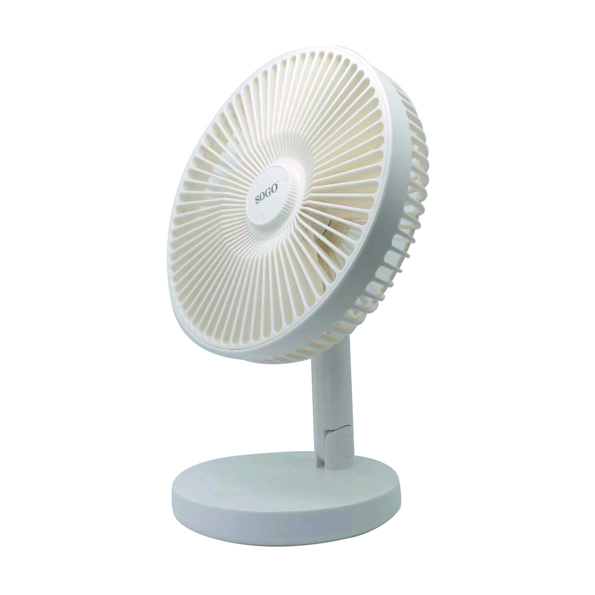 Un ventilador de escritorio SOGO blanco. Tiene una cabeza y base circulares, conectadas por un soporte vertical.