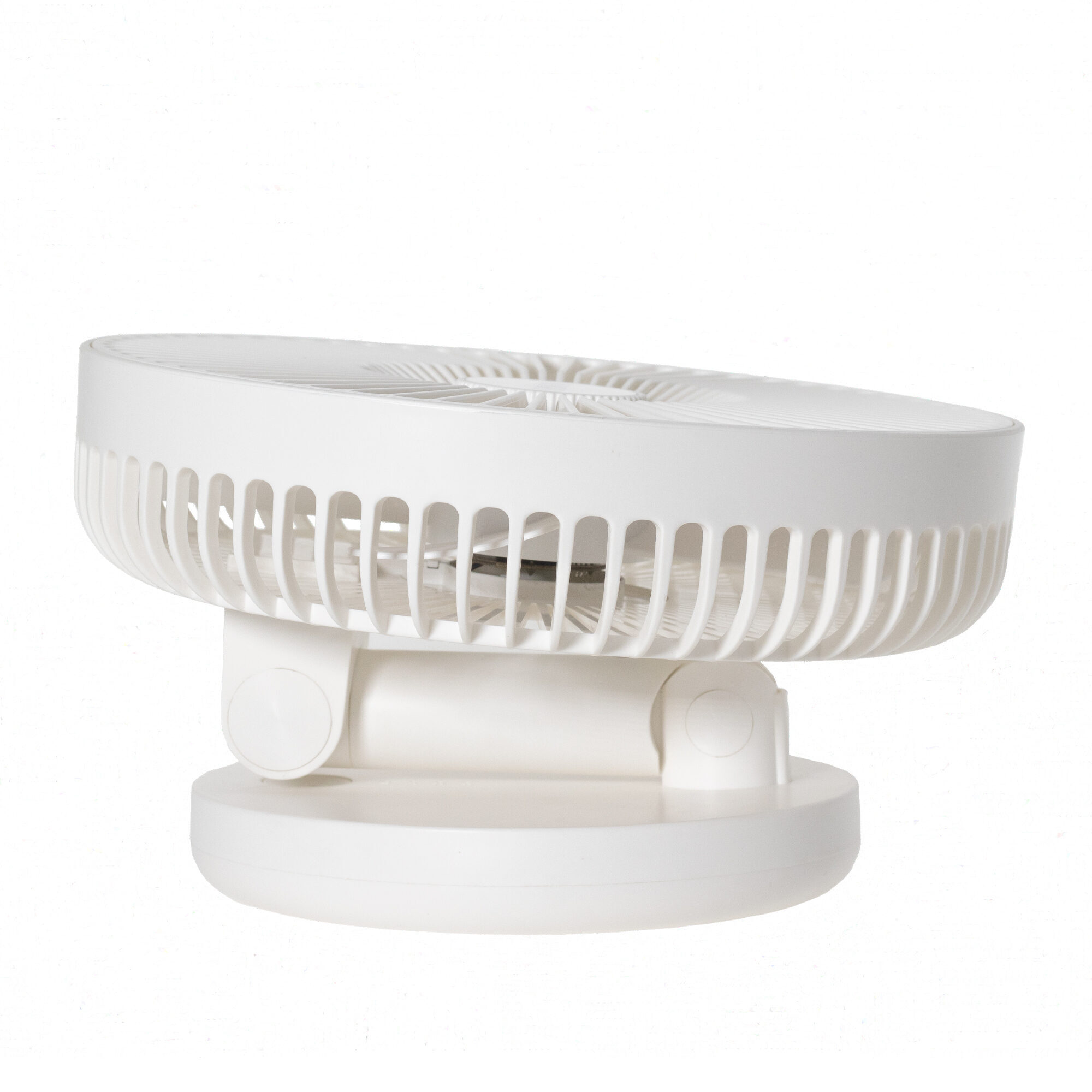 Un ventilador de escritorio blanco y moderno. Tiene una cabeza redonda con rejilla protectora. La base también es blanca y redonda.