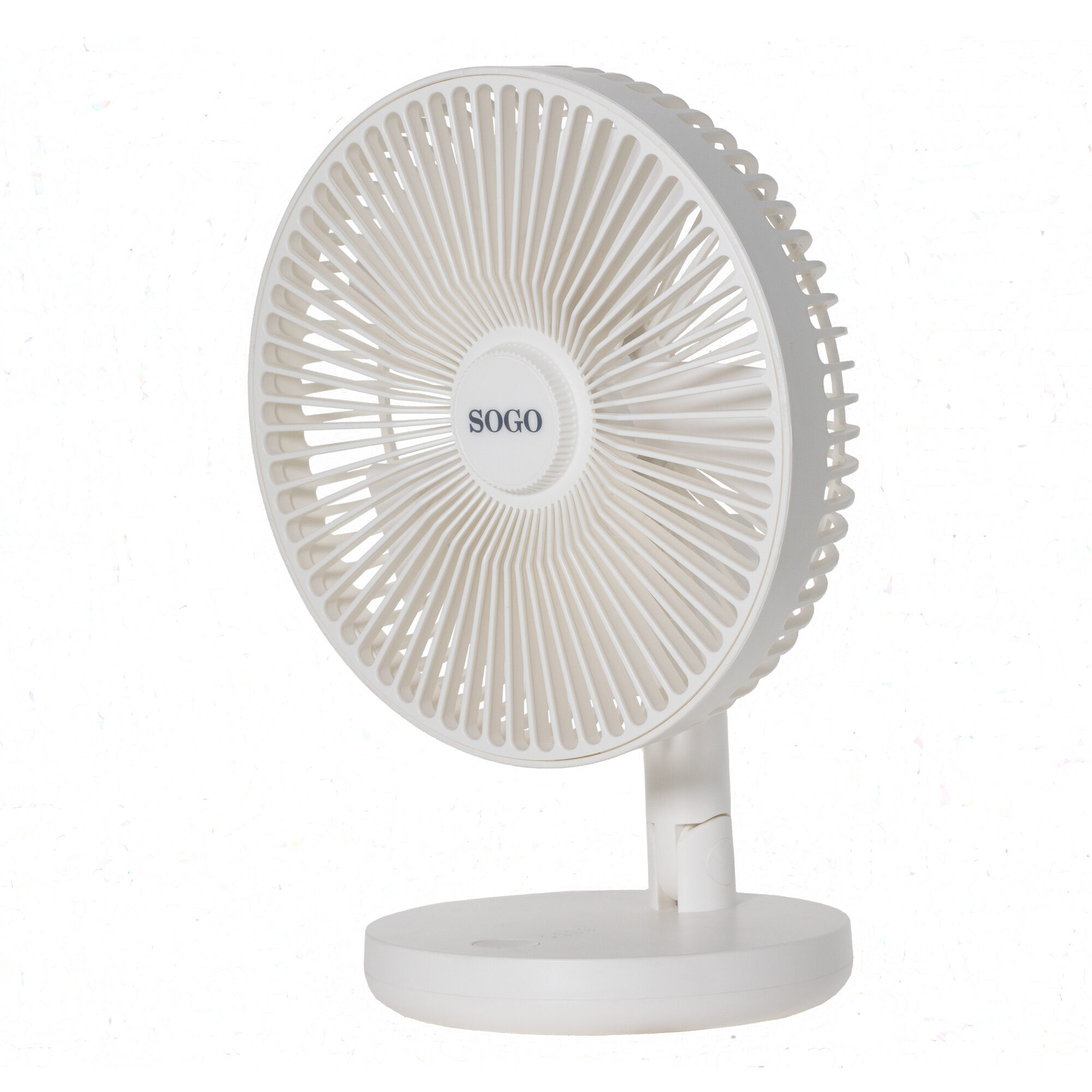 Un ventilador de escritorio blanco SOGO. El ventilador tiene un cabezal circular con aspas y una base. El logotipo es visible.