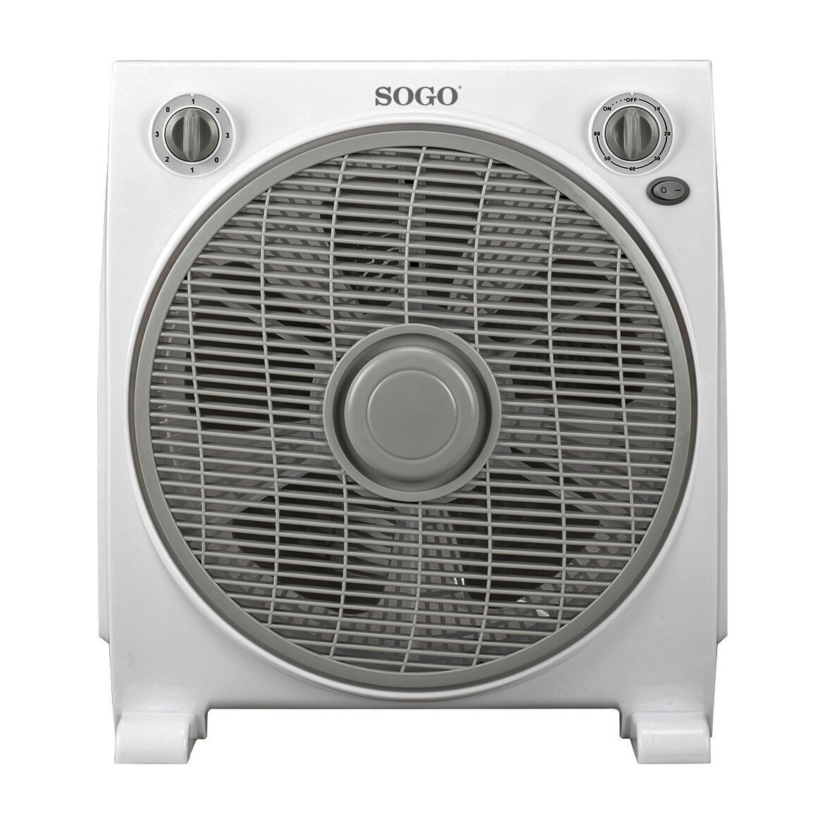 Un ventilador de caja SOGO blanco. Tiene una rejilla gris y aspas. Hay dos diales en la parte superior y un botón de encendido a la derecha.