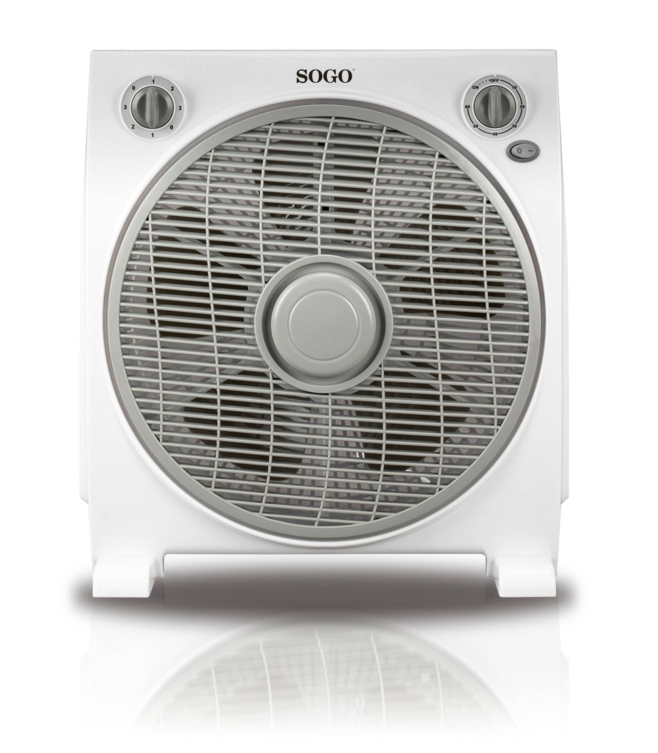 Un ventilador de caja SOGO blanco. Tiene una rejilla circular en el centro, con dos diales de control y un interruptor de encendido/apagado.