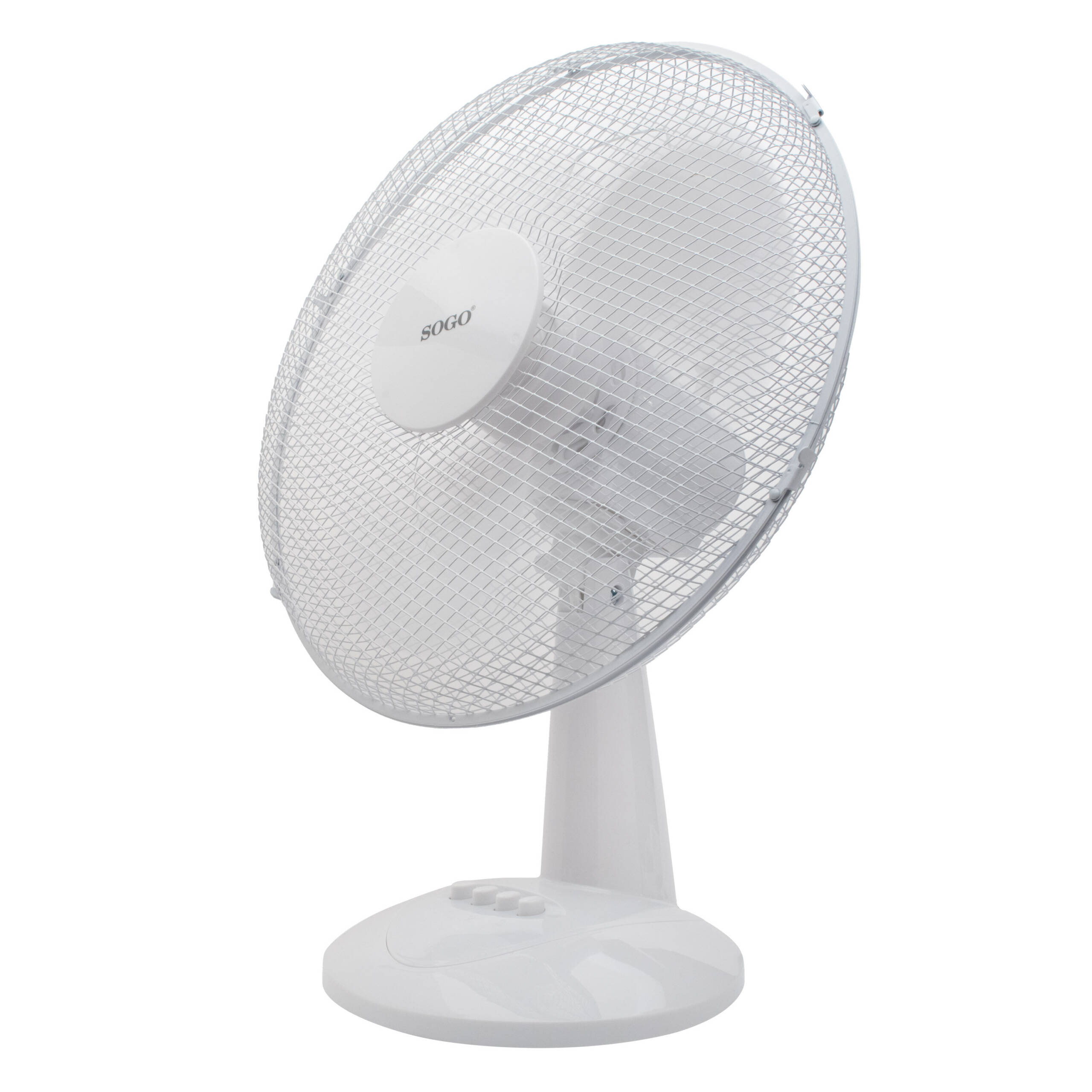 Un ventilador eléctrico SOGO blanco sobre una superficie blanca. El ventilador tiene una rejilla y una base redonda.