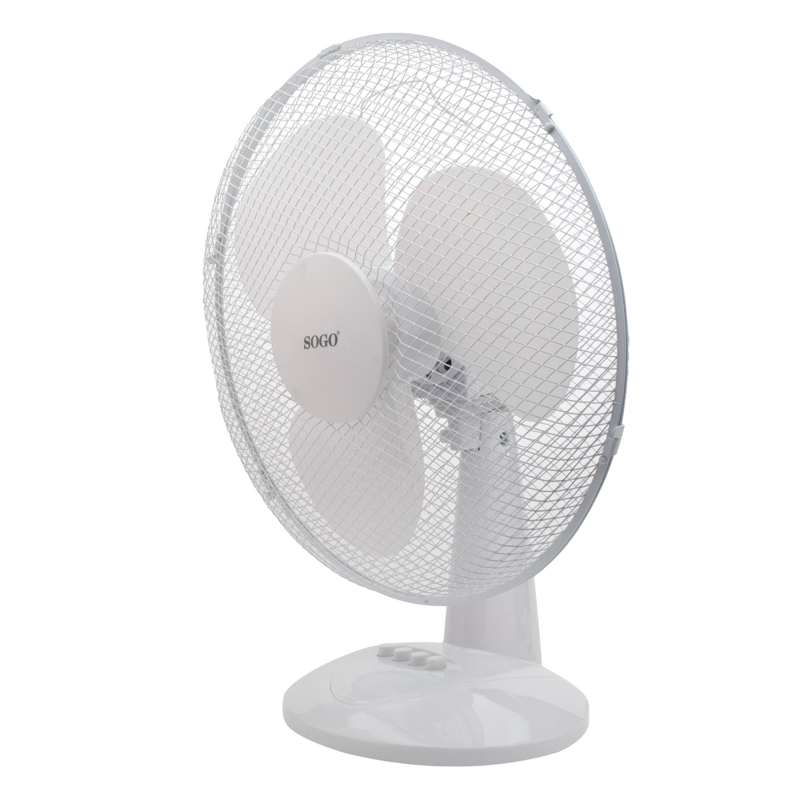 Un ventilador de escritorio SOGO blanco. Tiene una rejilla de malla, tres aspas y una base con botones.
