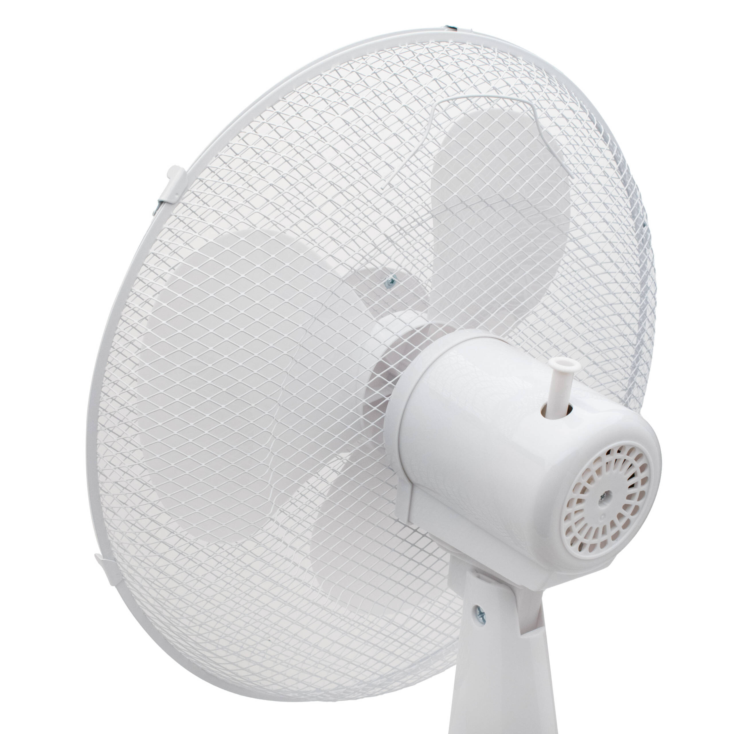 Un ventilador eléctrico blanco con rejilla protectora. El ventilador está encendido, mostrando las aspas.
