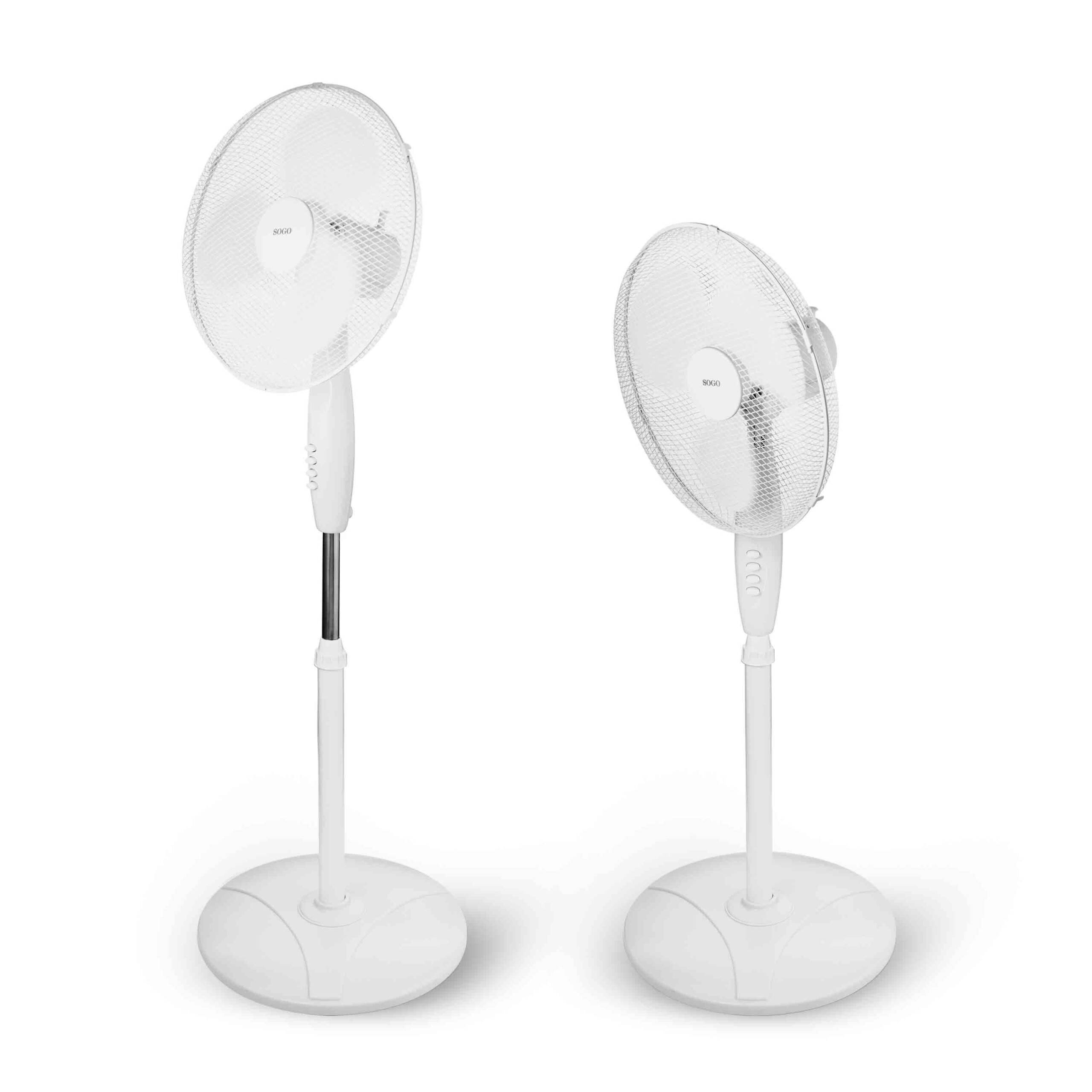 Dos ventiladores de pedestal SOGO blancos. Cada uno tiene base redonda, altura ajustable y rejilla protectora.