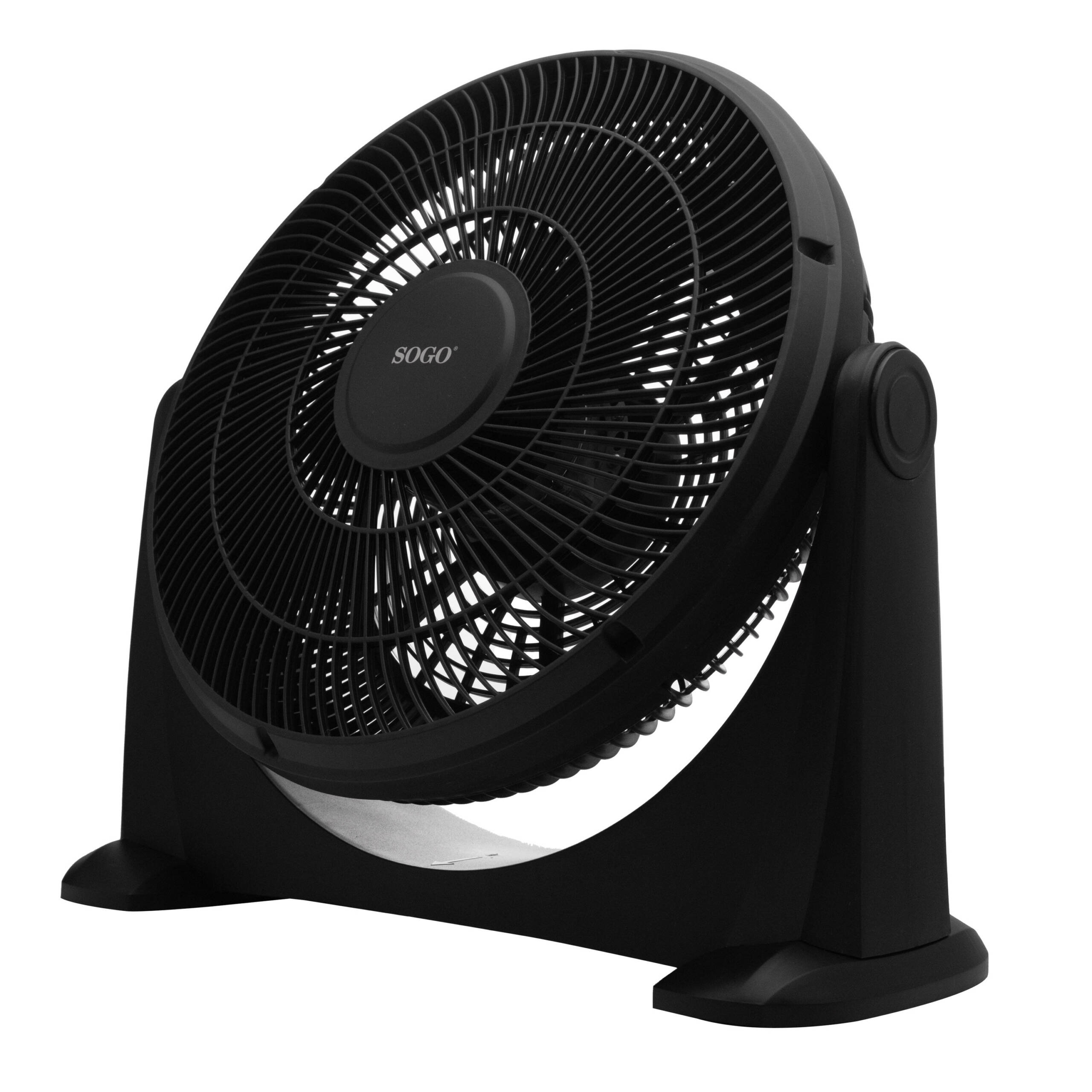Ventilador SOGO negro, angulado hacia la derecha. Se apoya sobre una base con un ventilador circular y rejilla protectora.