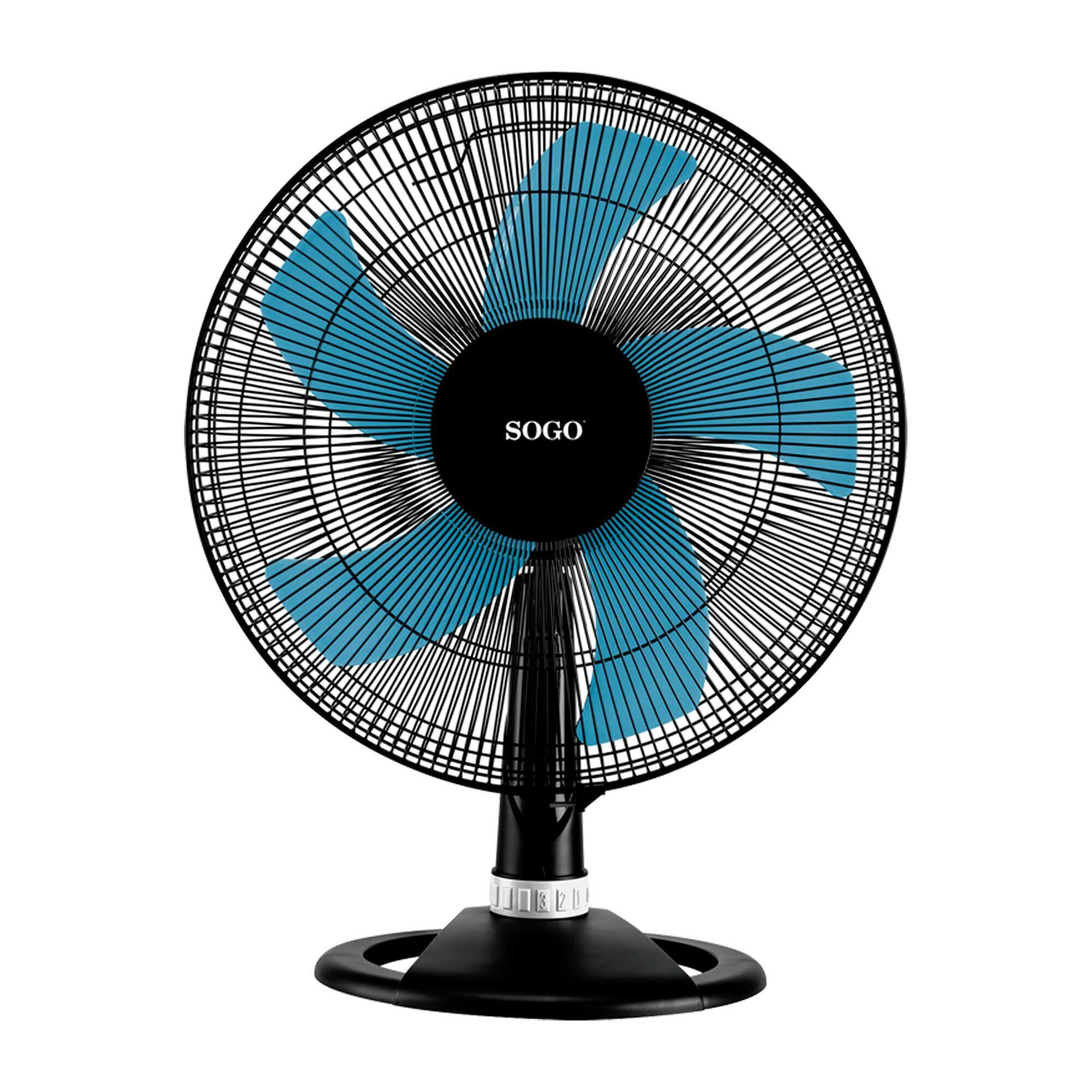 Czarno-niebieski wentylator SOGO. Ma czarną podstawę i klatkę z niebieskimi łopatkami. Wentylator jest na białym tle.