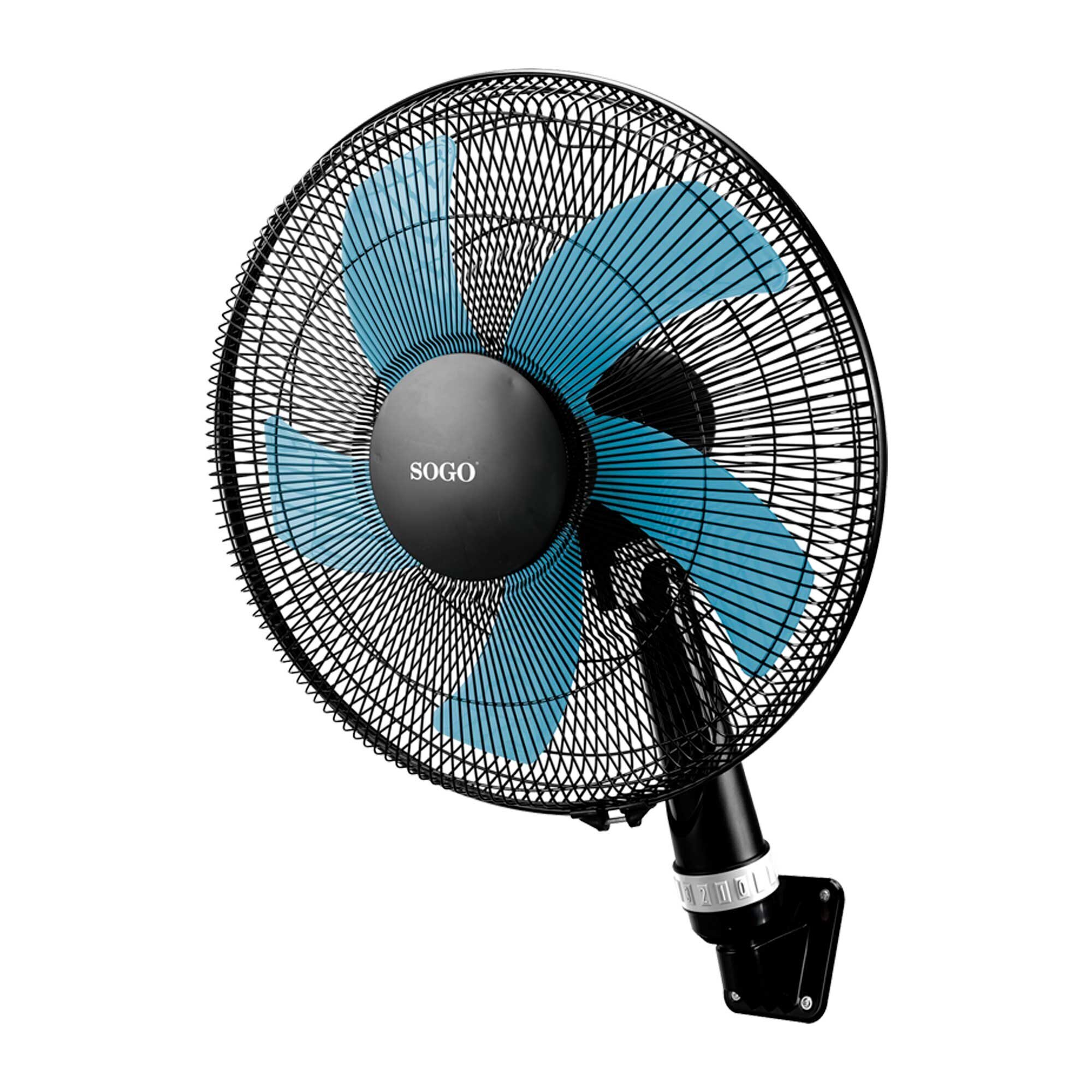 Wentylator naścienny z niebieskimi łopatkami, czarną klatką i czarną obudową silnika. Marka to SOGO.